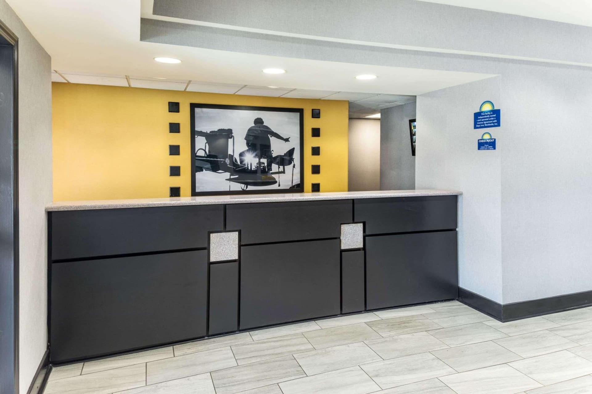 Days Inn & Suites by Wyndham Union City interior in Union City, GA — gallery photo 2