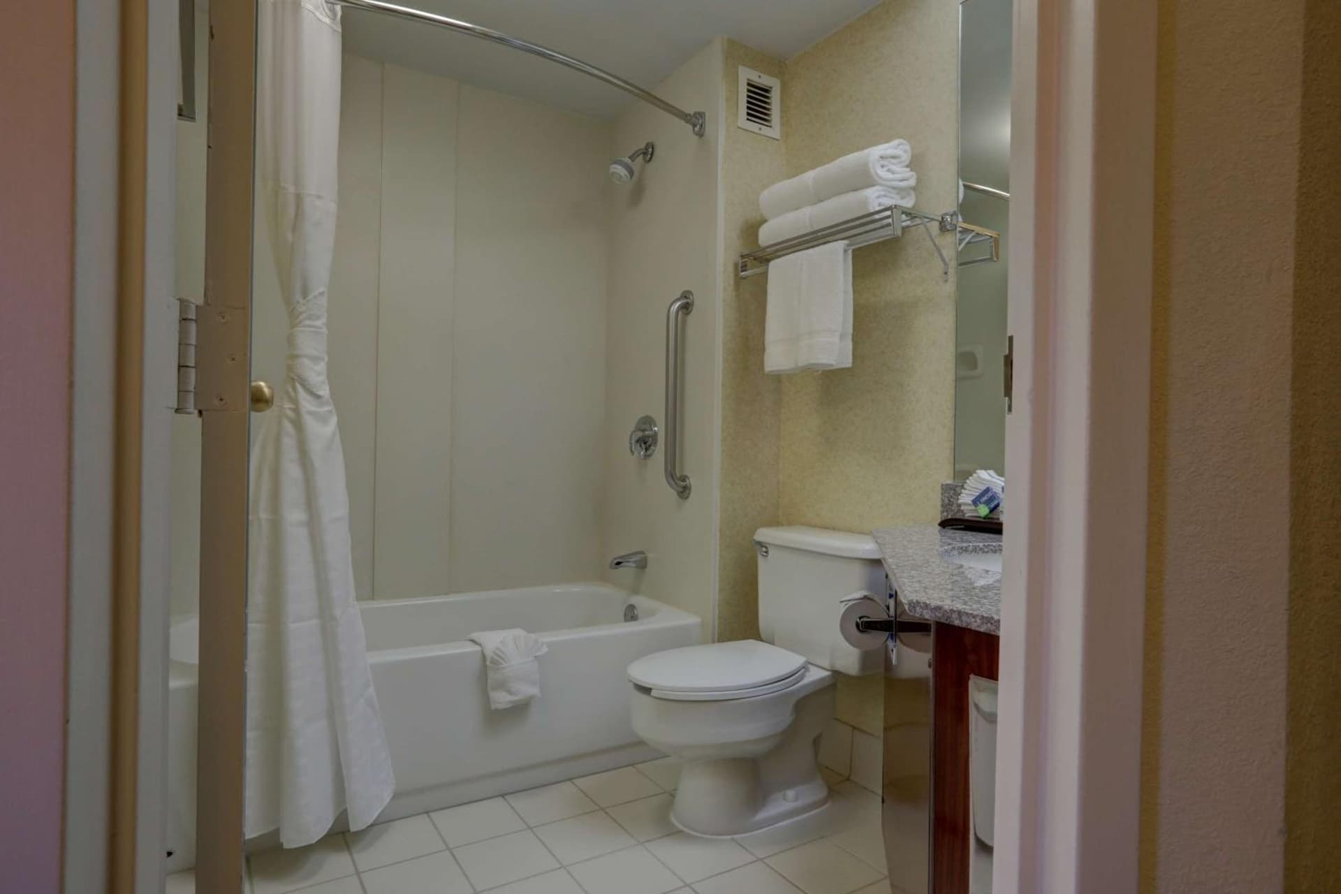SureStay Plus Hotel by Best Western Chicago Lombard gallery photo in Lombard, IL — image 27