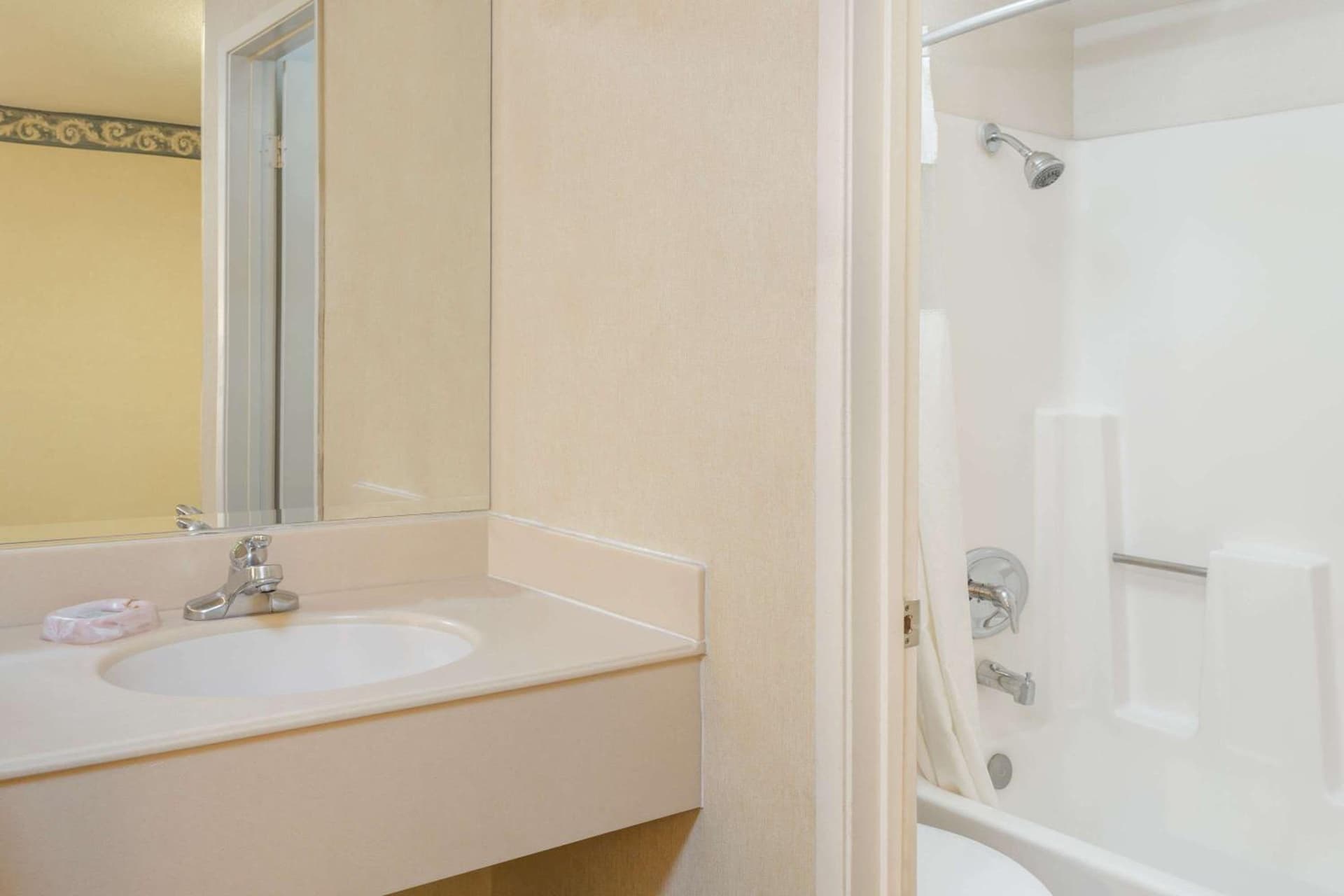 Travelodge by Wyndham San Clemente Beach interior in San Clemente, CA — gallery photo 2