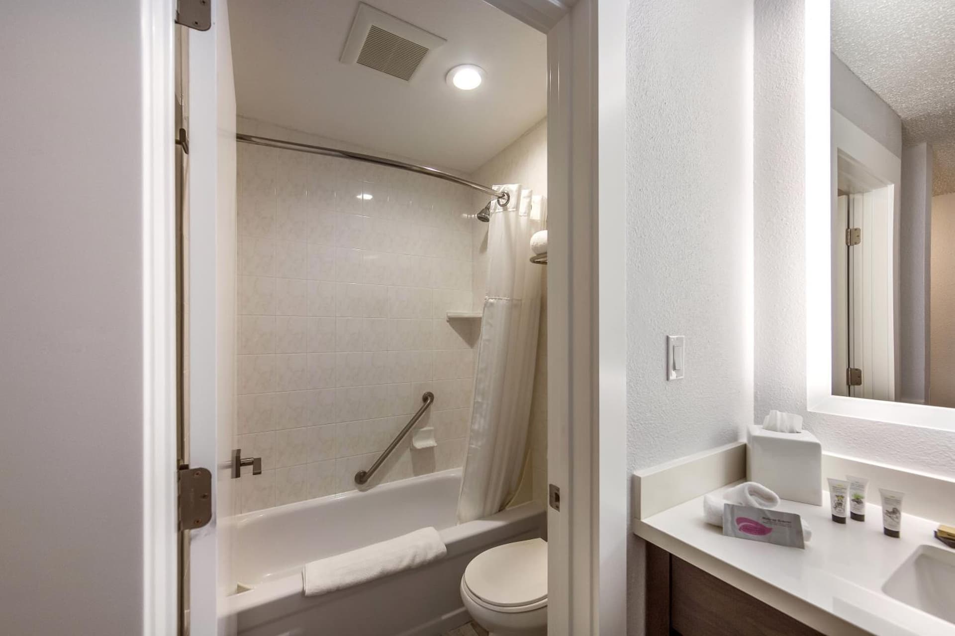 Red Lion Inn & Suites Grants Pass interior in Grants Pass, OR — gallery photo 2