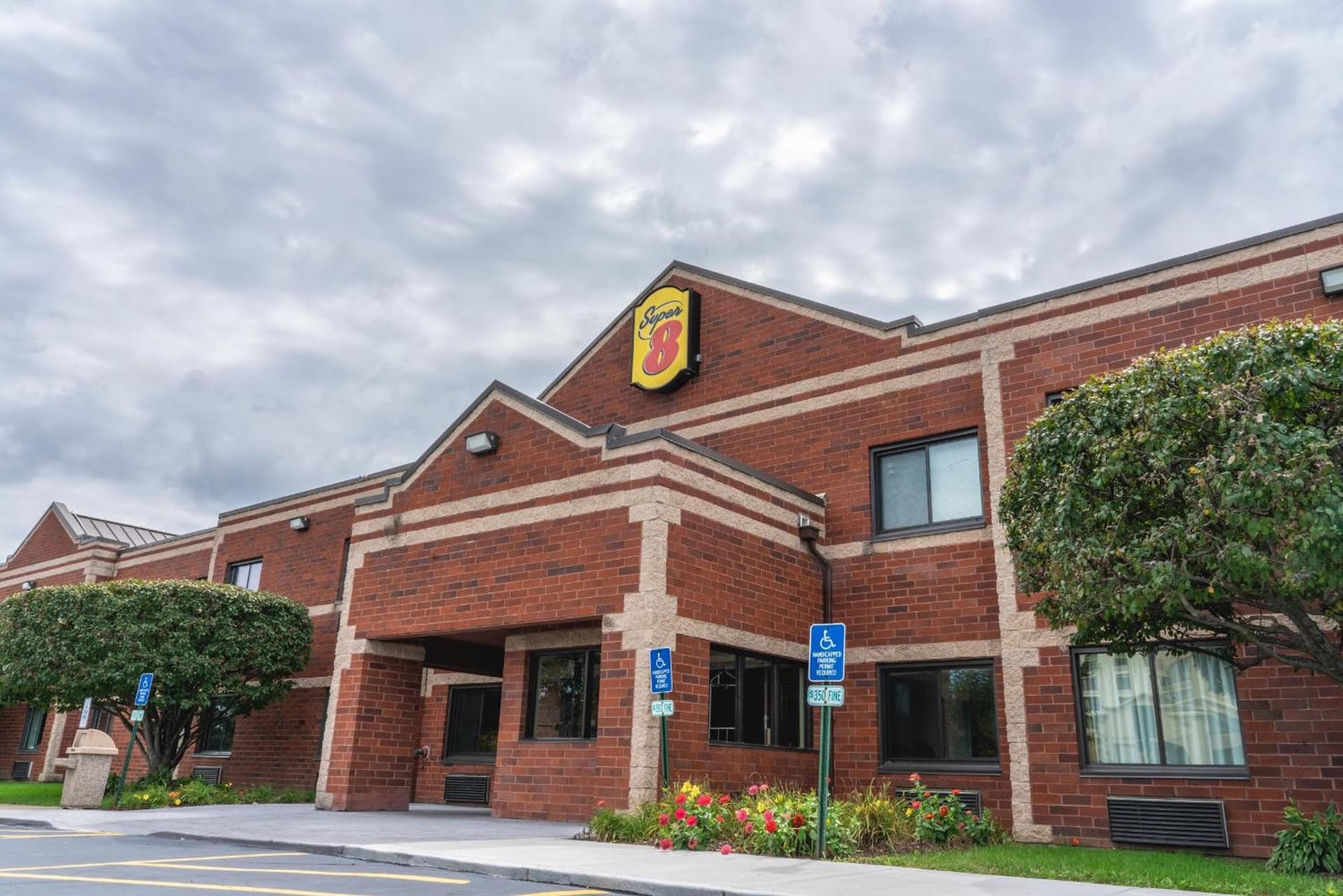 Super 8 by Wyndham Elgin gallery photo in Elgin, IL — image 7