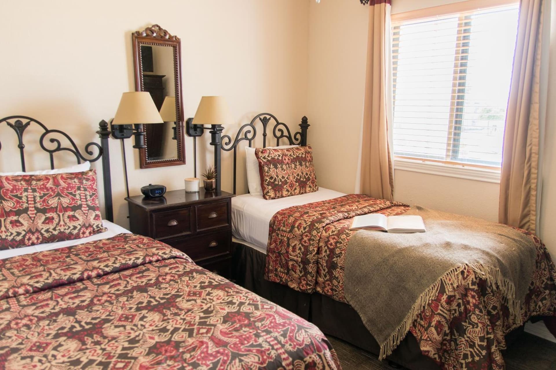 Vineyard Court Designer Suites Hotel gallery photo in College Station, TX — image 35