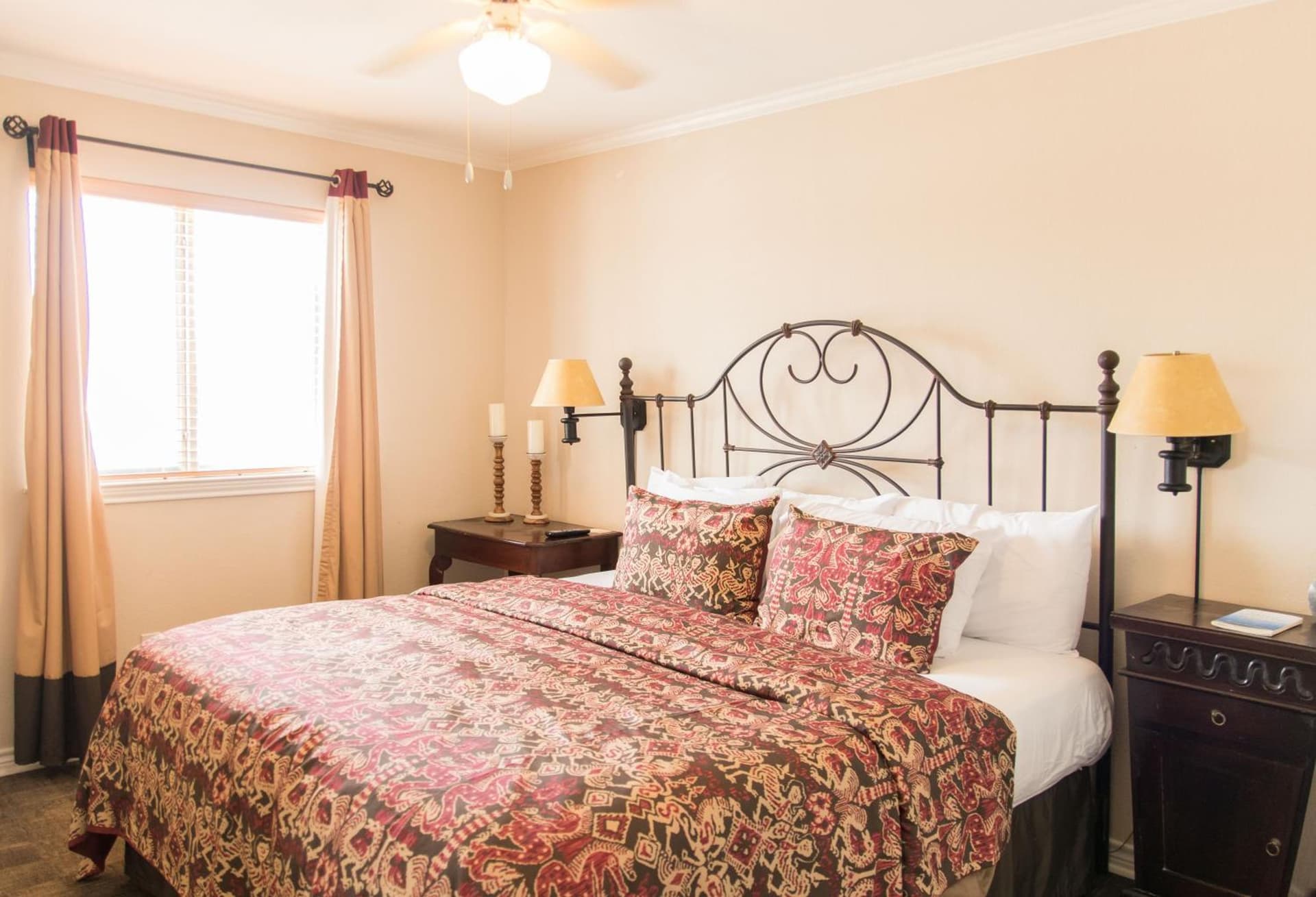 Vineyard Court Designer Suites Hotel gallery photo in College Station, TX — image 37