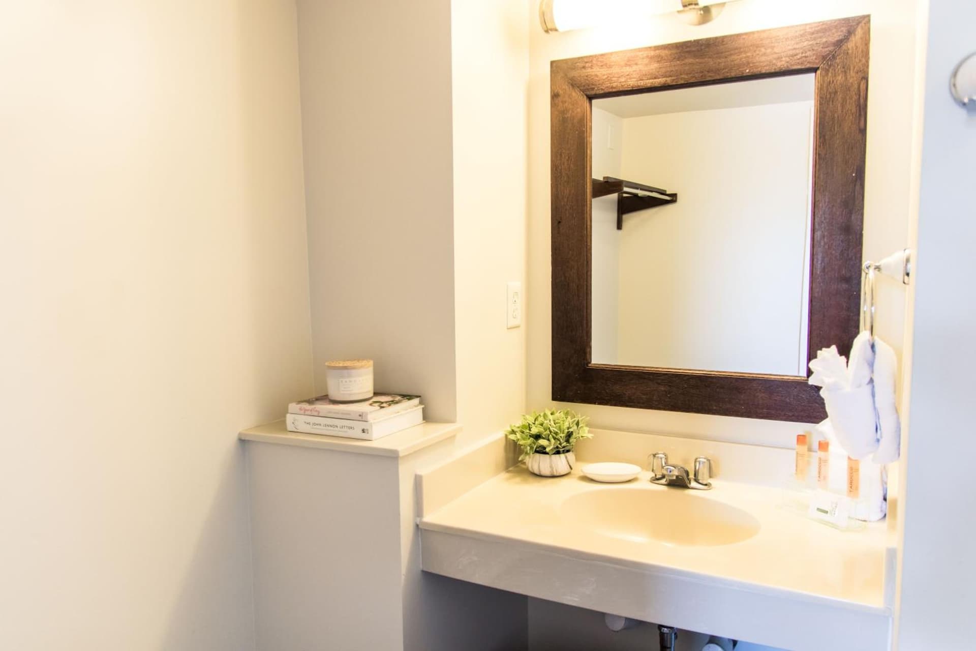Vineyard Court Designer Suites Hotel gallery photo in College Station, TX — image 54