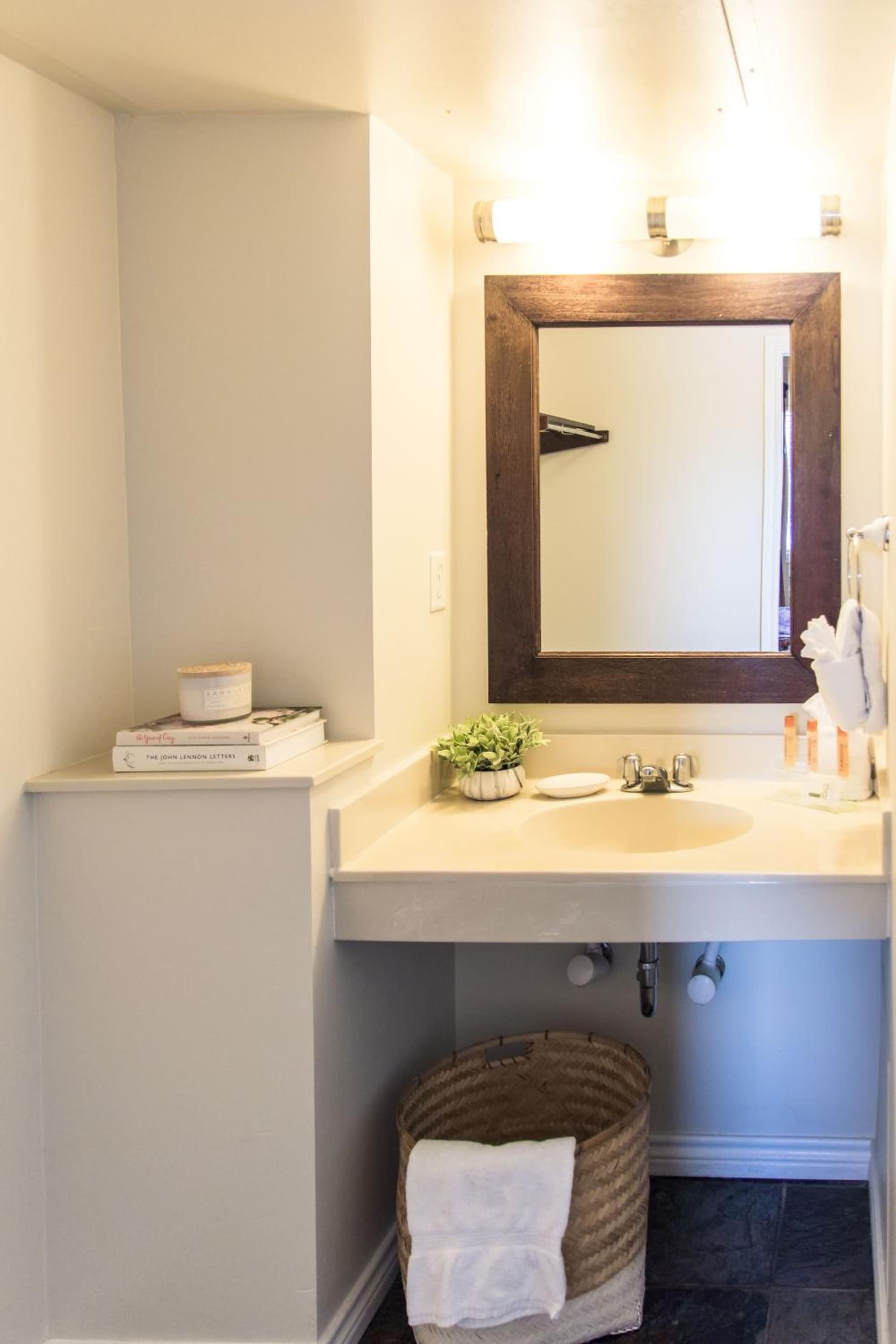 Vineyard Court Designer Suites Hotel gallery photo in College Station, TX — image 12