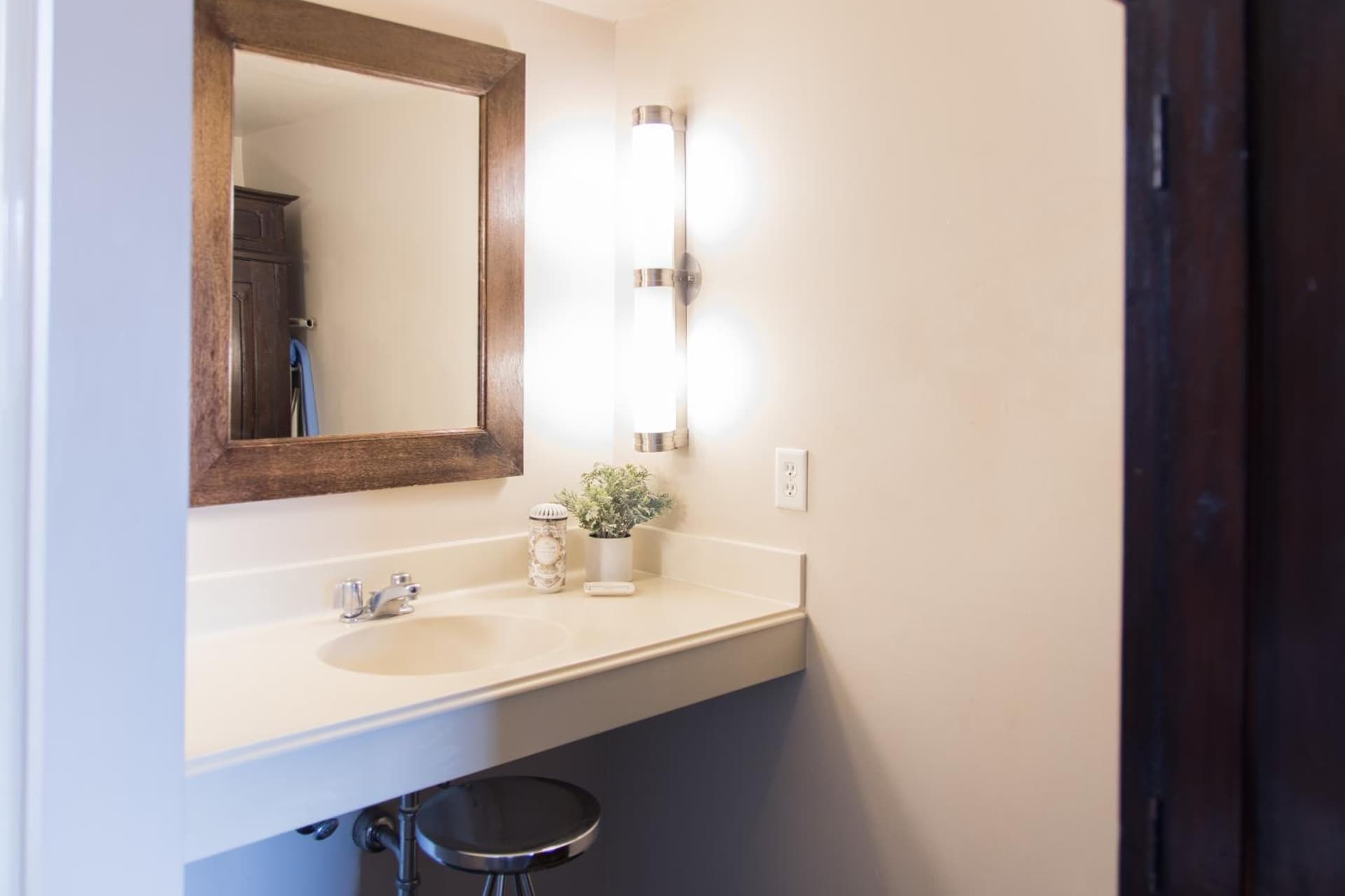 Vineyard Court Designer Suites Hotel gallery photo in College Station, TX — image 48