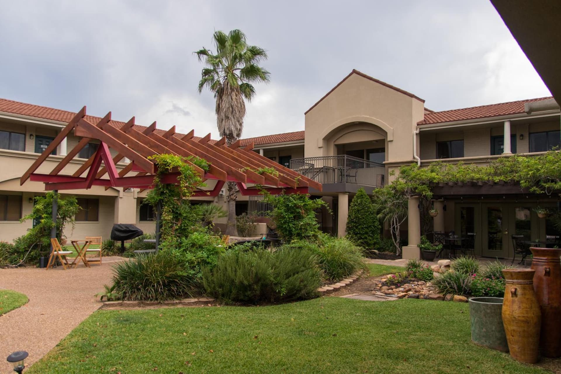 Vineyard Court Designer Suites Hotel gallery photo in College Station, TX — image 32