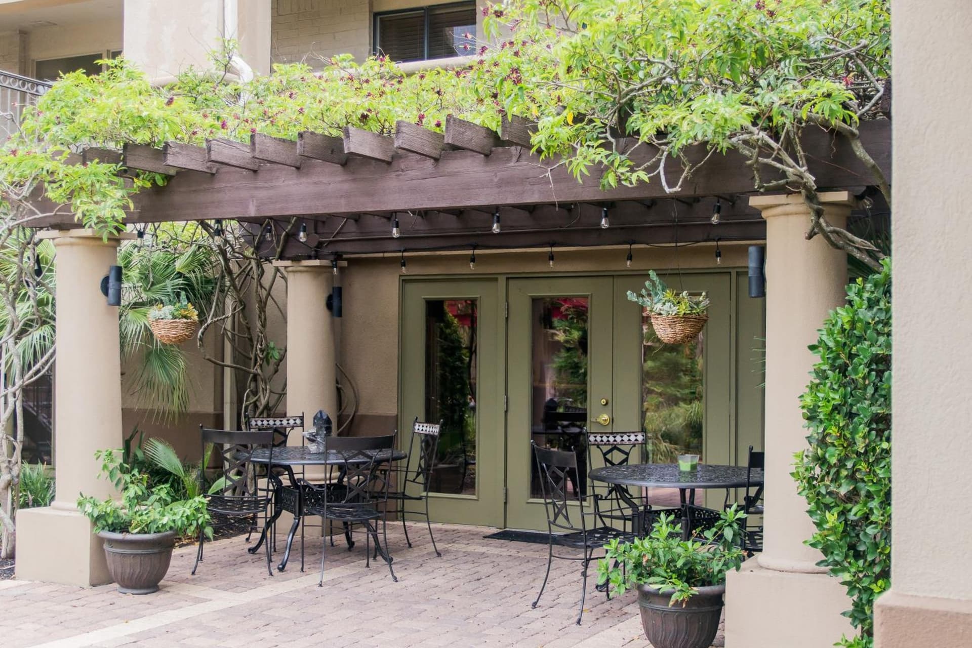 Vineyard Court Designer Suites Hotel interior in College Station, TX — gallery photo 2