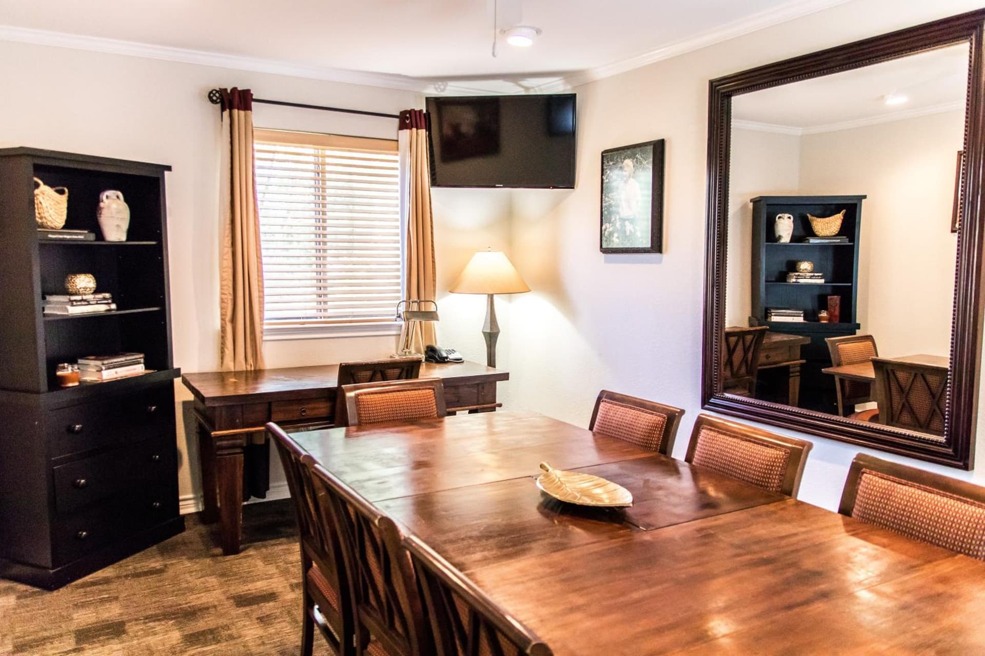 Vineyard Court Designer Suites Hotel gallery photo in College Station, TX — image 14