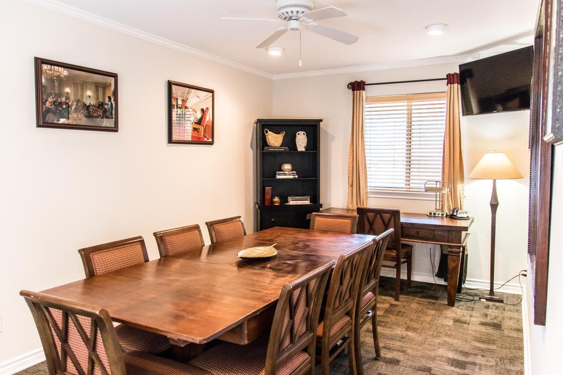 Vineyard Court Designer Suites Hotel gallery photo in College Station, TX — image 44
