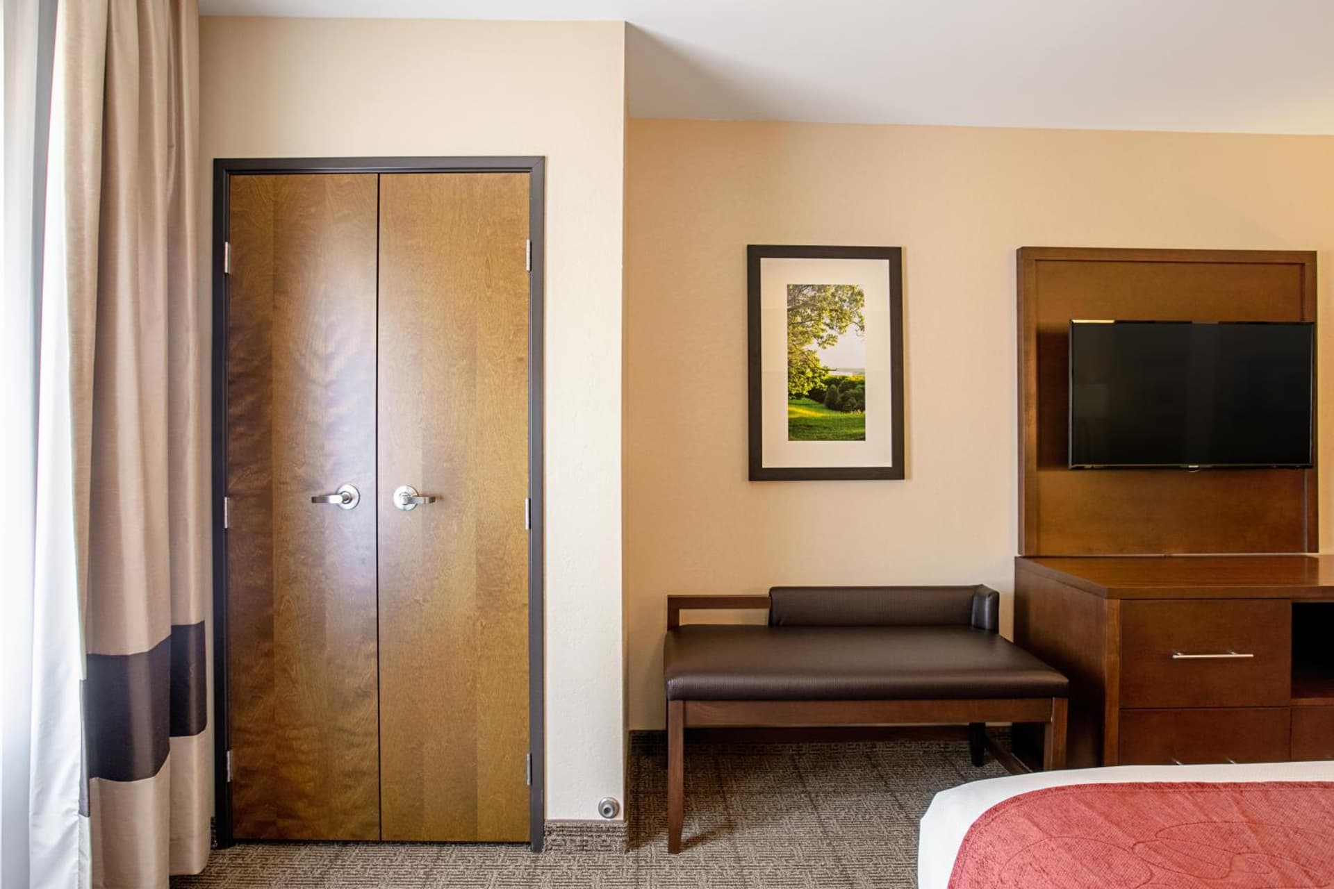 Comfort Suites Fishkill near Interstate 84 gallery photo in Fishkill, NY — image 23