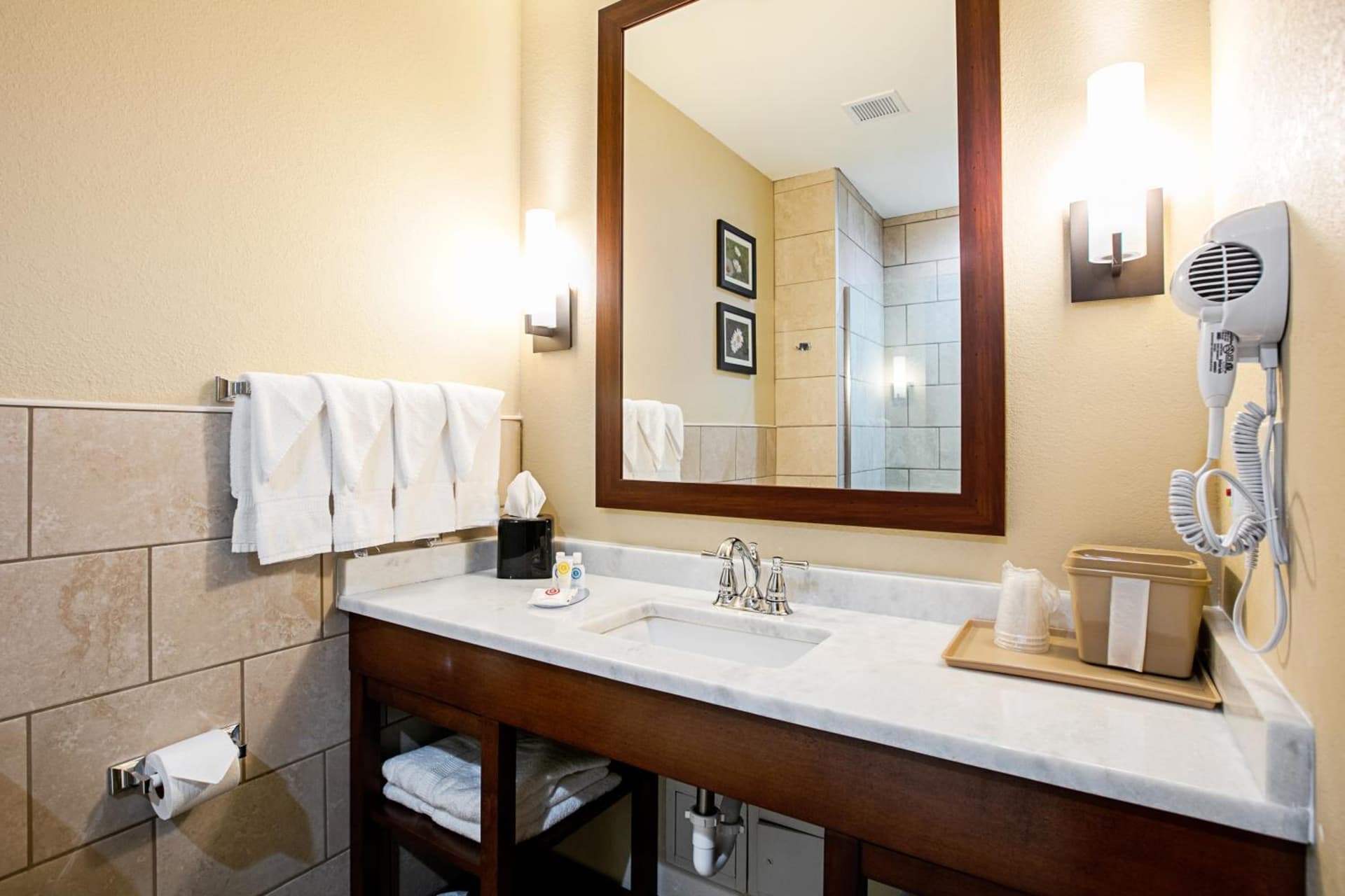 Comfort Suites Fishkill near Interstate 84 gallery photo in Fishkill, NY — image 4