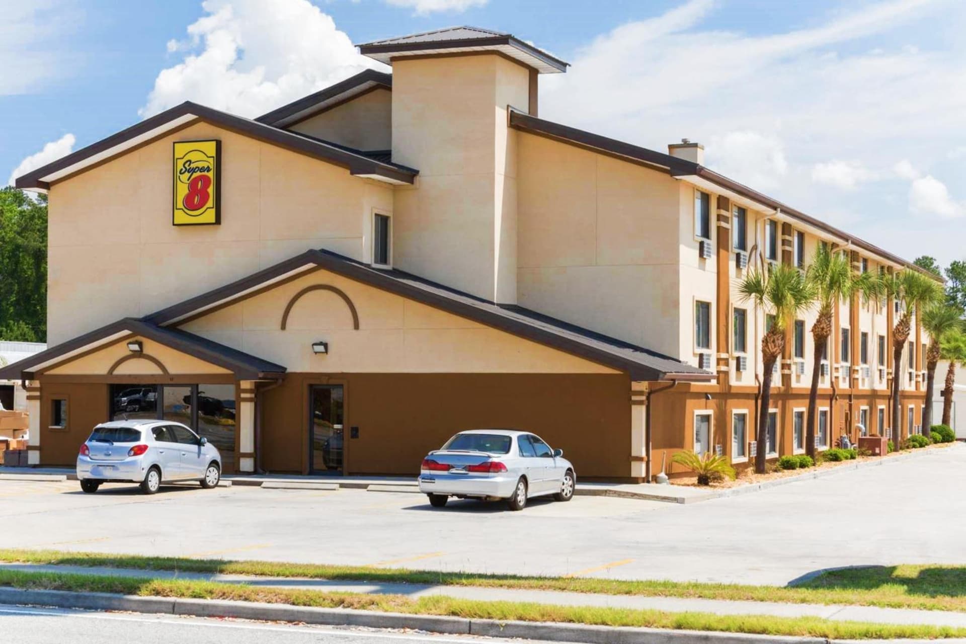 Super 8 by Wyndham Brunswick/St Simons Island Area interior in Brunswick, GA — gallery photo 2
