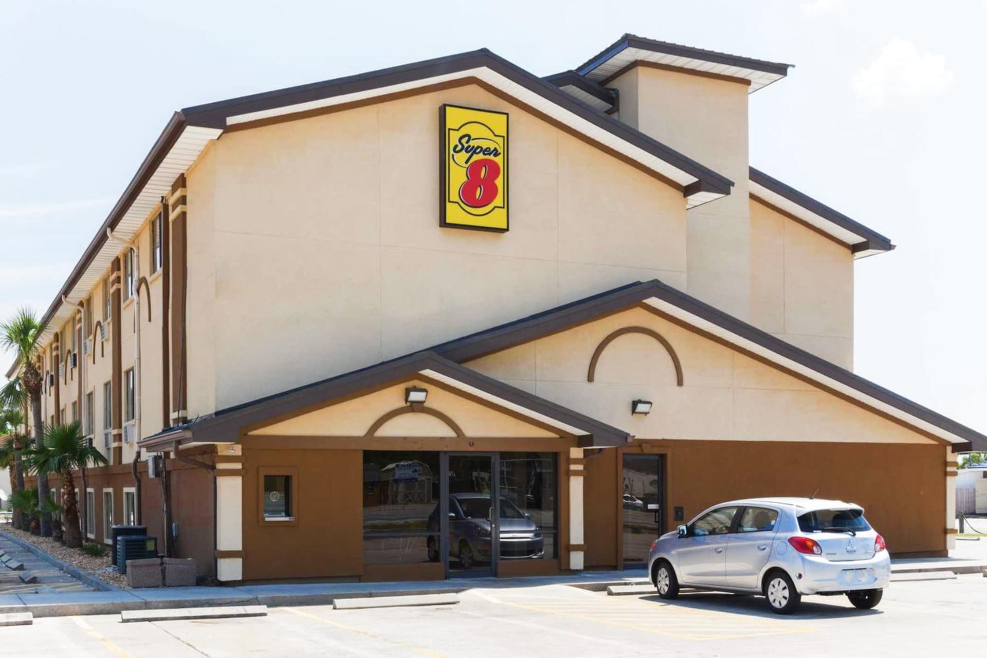 Super 8 by Wyndham Brunswick/St Simons Island Area featured exterior or lobby in Brunswick, GA — similar hotel