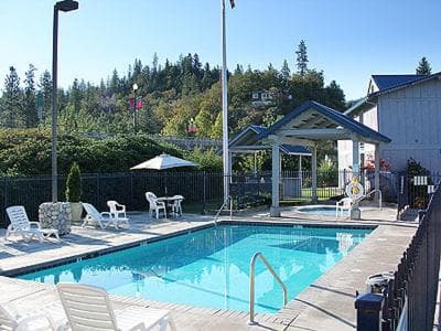 Edgewater Inn Shady Cove property views in Shady Cove, OR — gallery photo 3