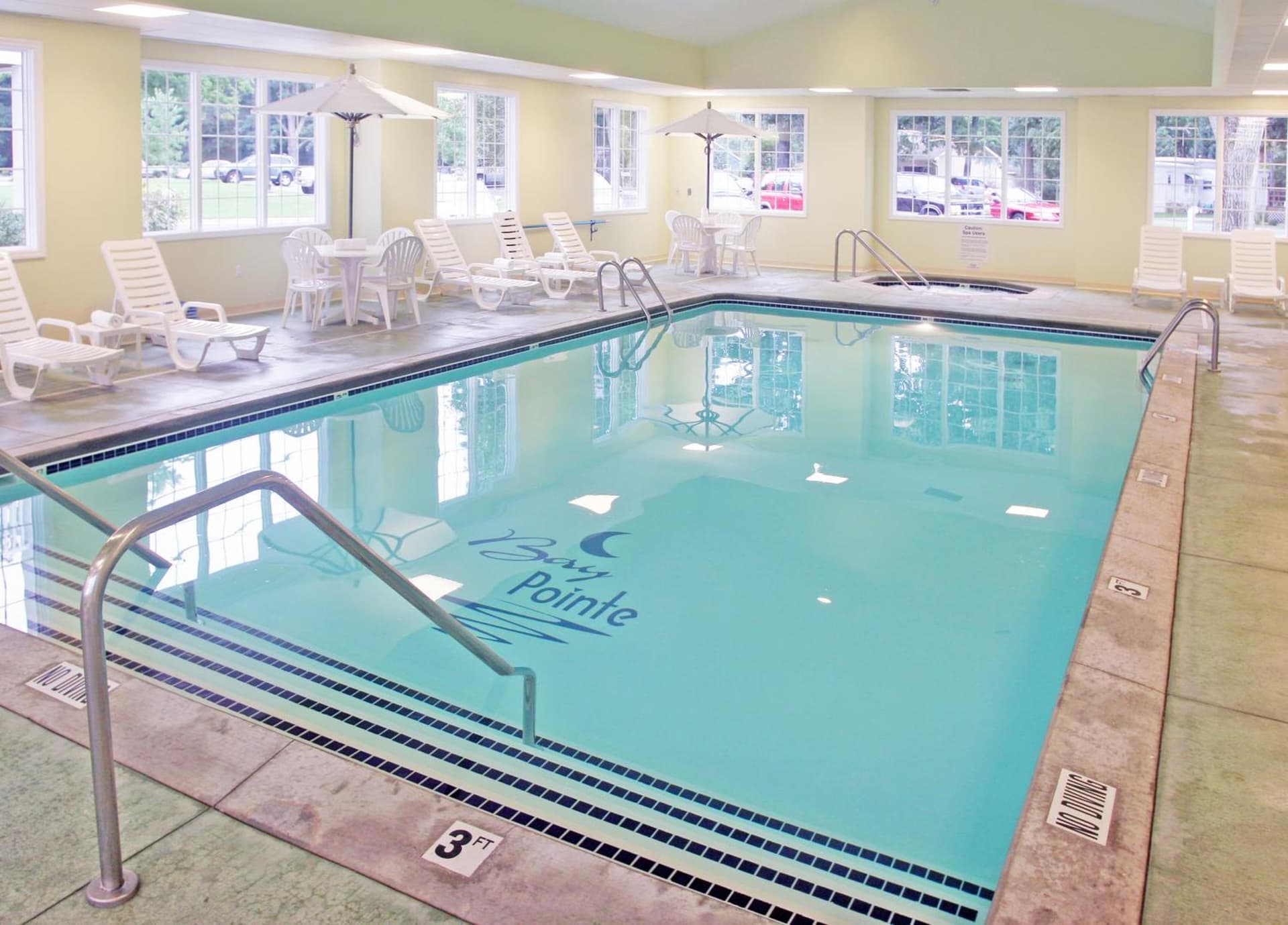 Bay Pointe Inn property views in Orangeville — gallery photo 3