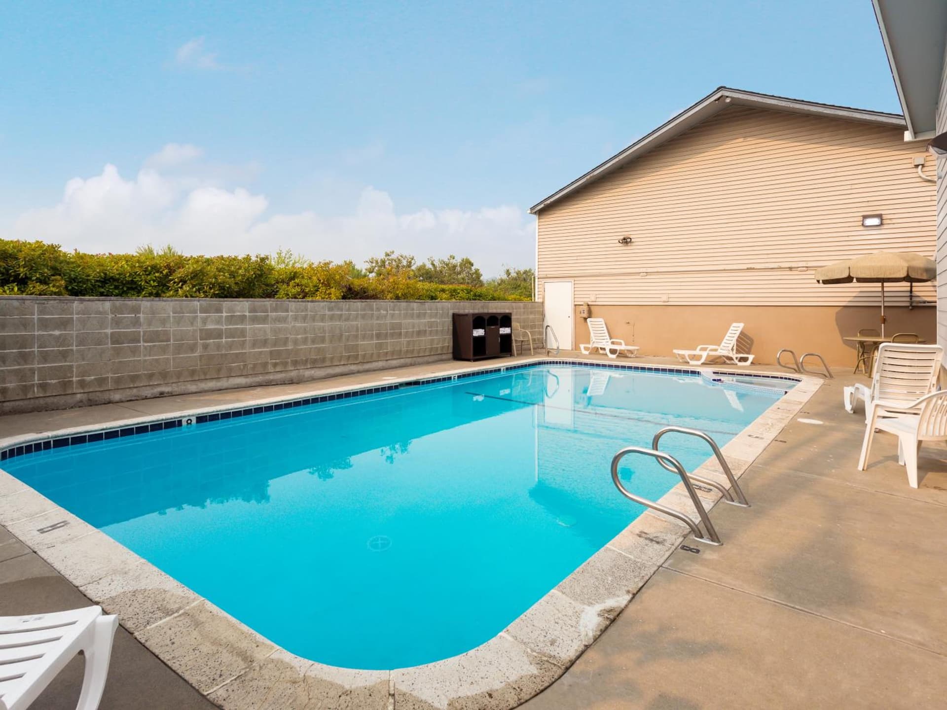 Red Lion Inn & Suites Grants Pass property views in Grants Pass, OR — gallery photo 3