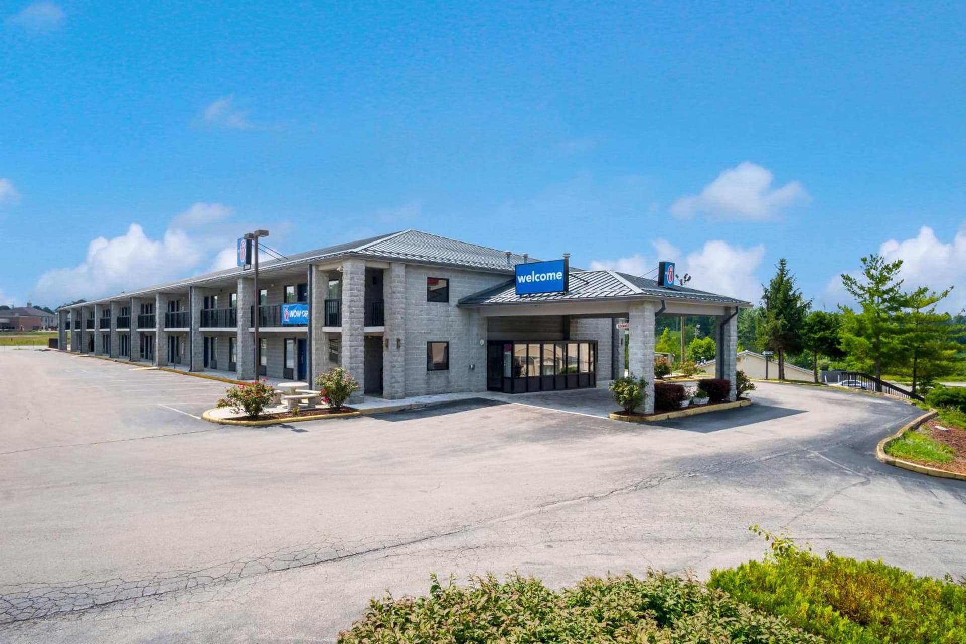 Motel 6-London, KY featured exterior or lobby in London, KY — similar hotel