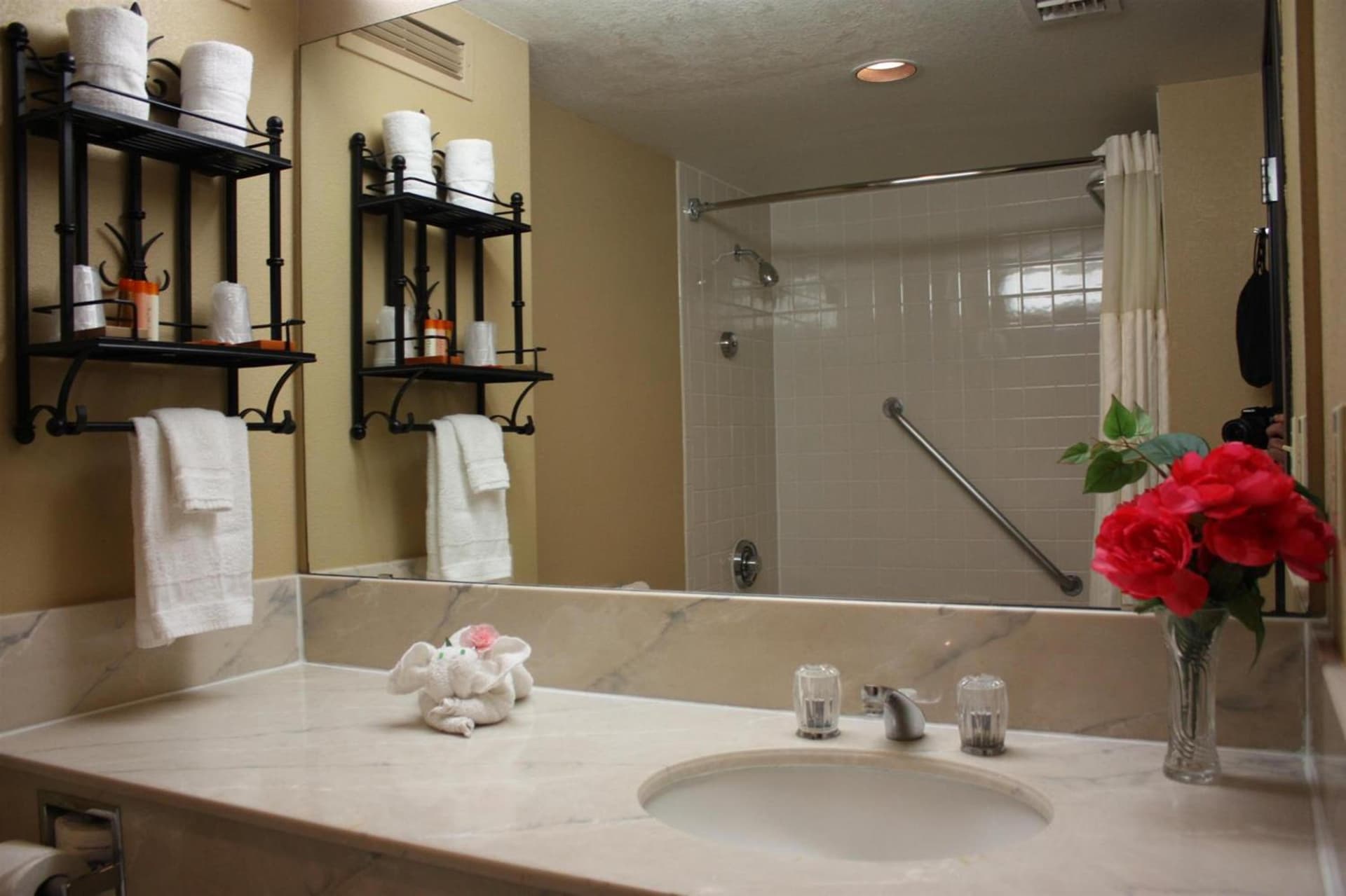 Ramada by Wyndham Viscount Suites Tucson East gallery photo in Tucson, AZ — image 7