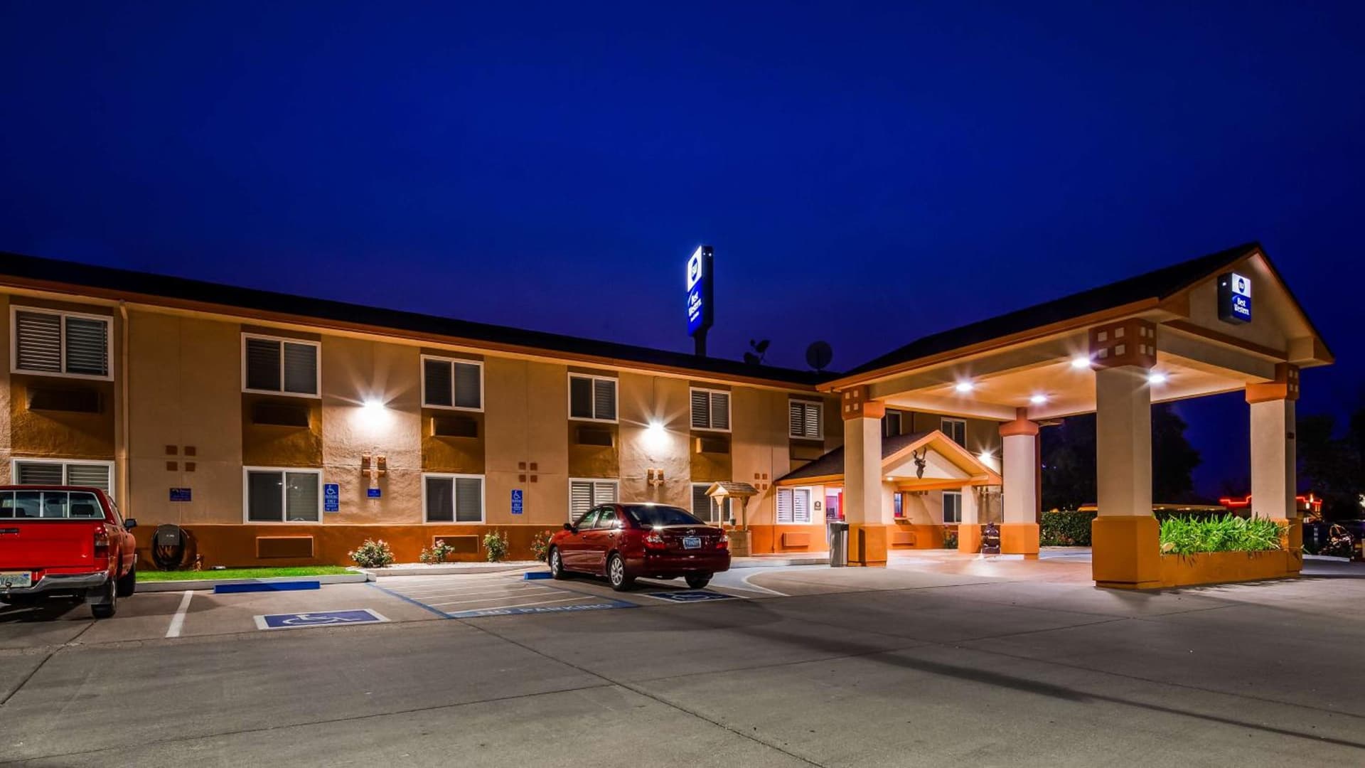 Best Western Antelope Inn & Suites property views in Red Bluff, CA — gallery photo 3