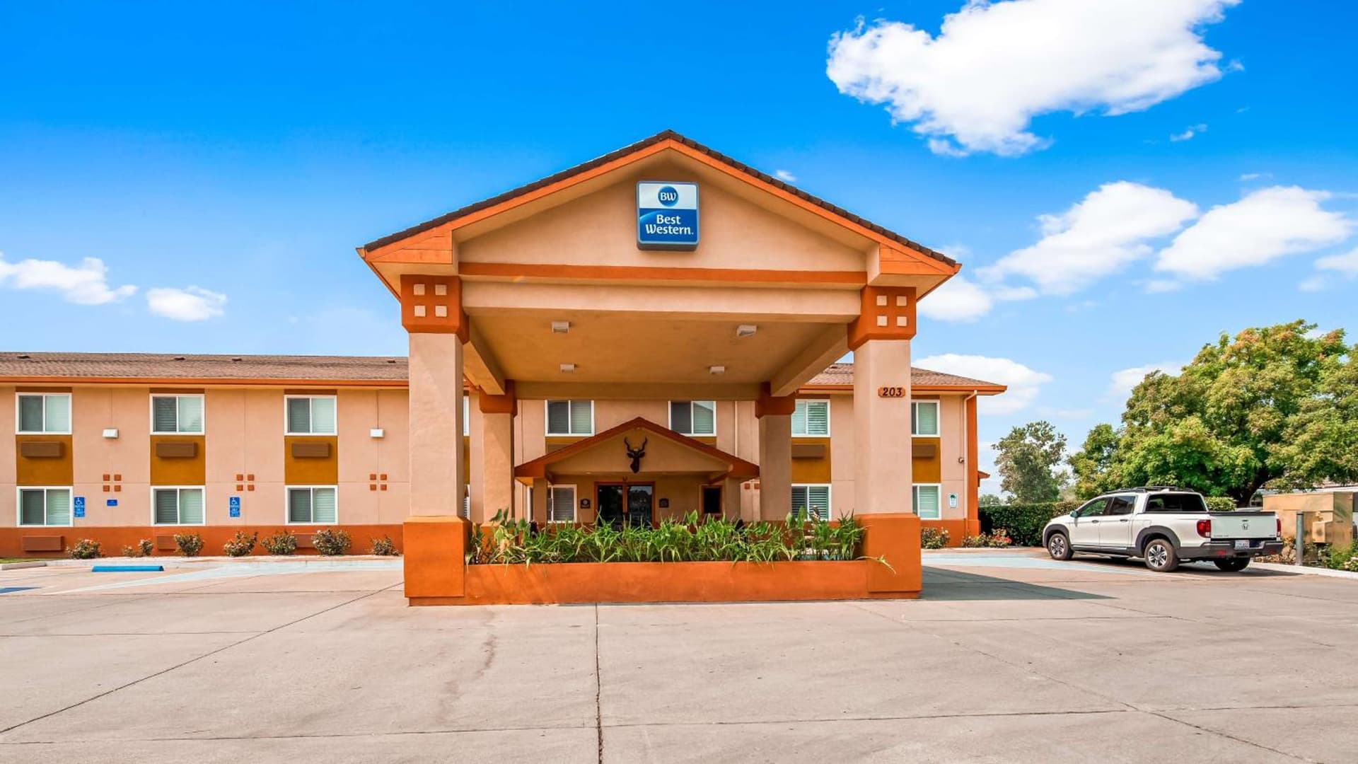 Best Western Antelope Inn & Suites interior in Red Bluff, CA — gallery photo 2