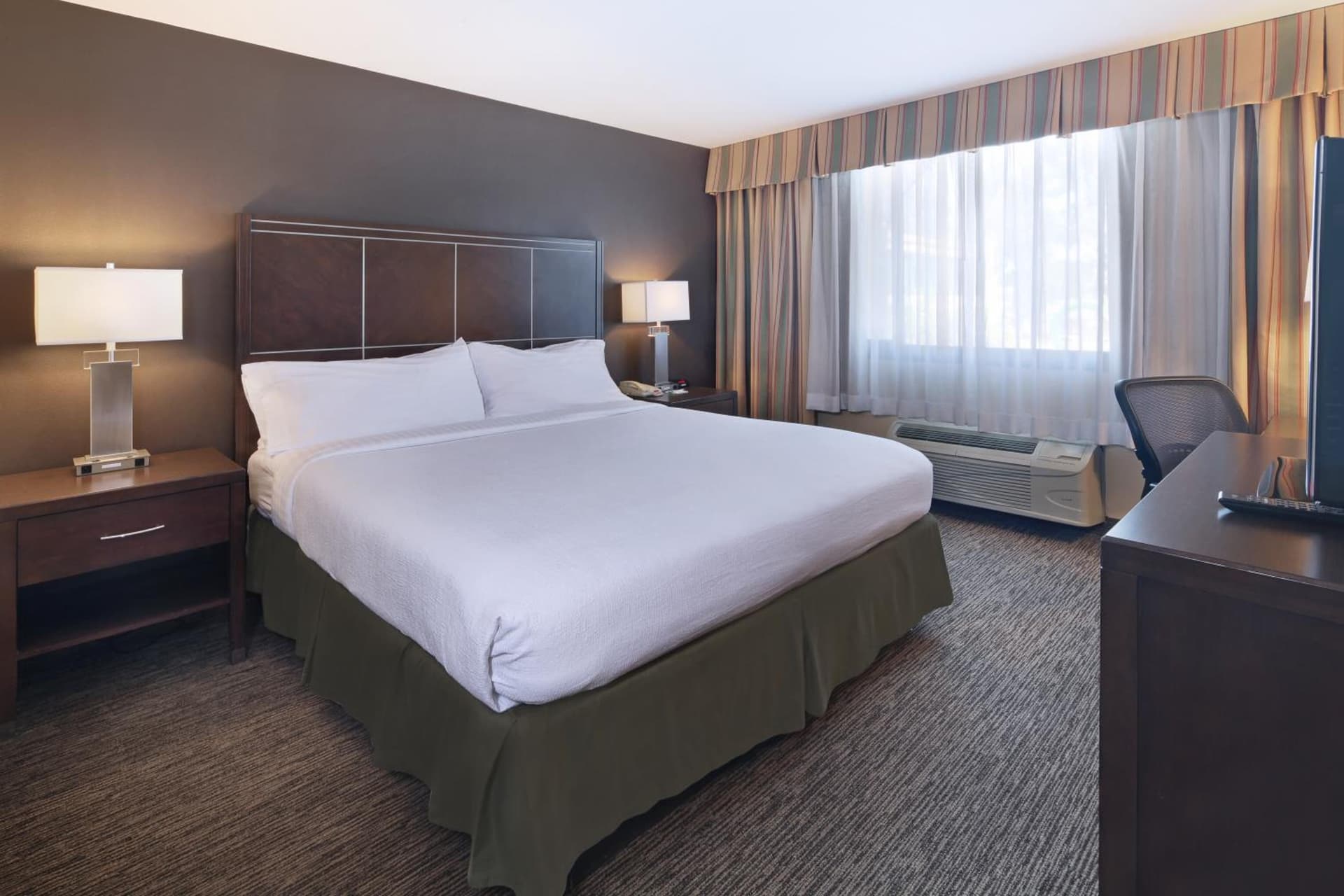 Holiday Inn Hotel & Suites Anaheim by IHG interior in Anaheim, CA — gallery photo 2