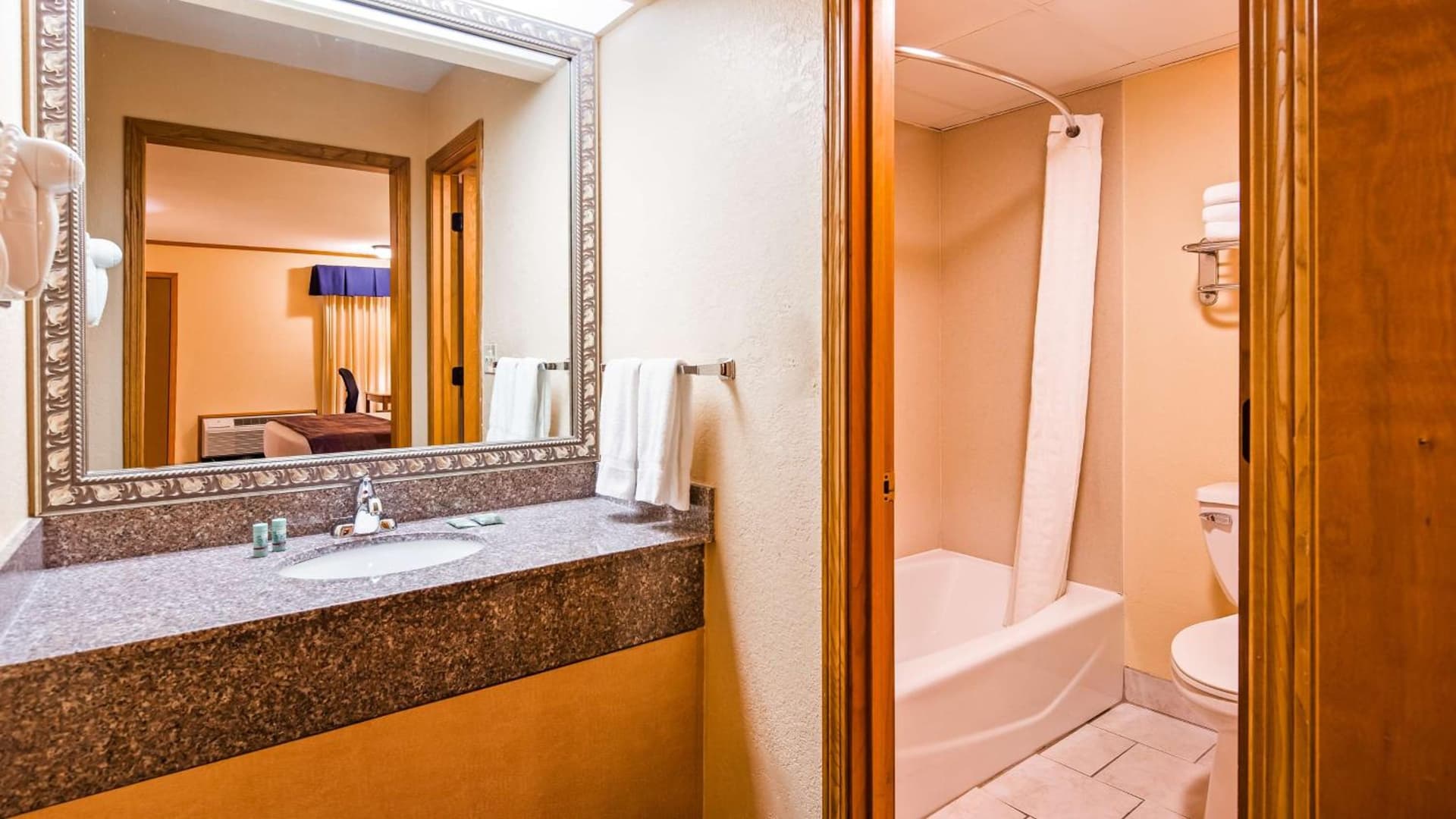 SureStay by Best Western Kansas City Country Inn North interior in Kansas City, MO — gallery photo 2