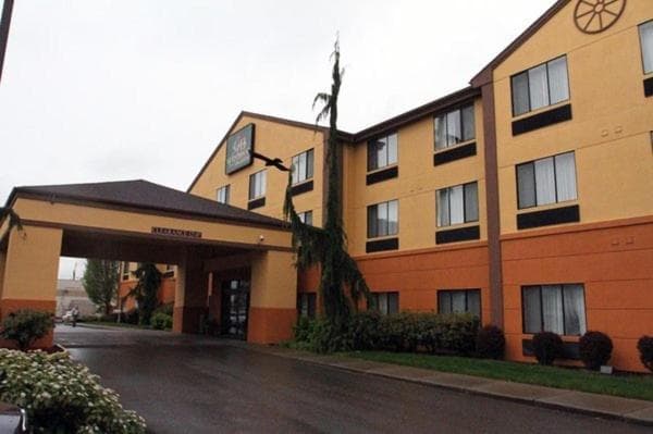 Evergreen Inn & Suites interior in Monroe, WA — gallery photo 2