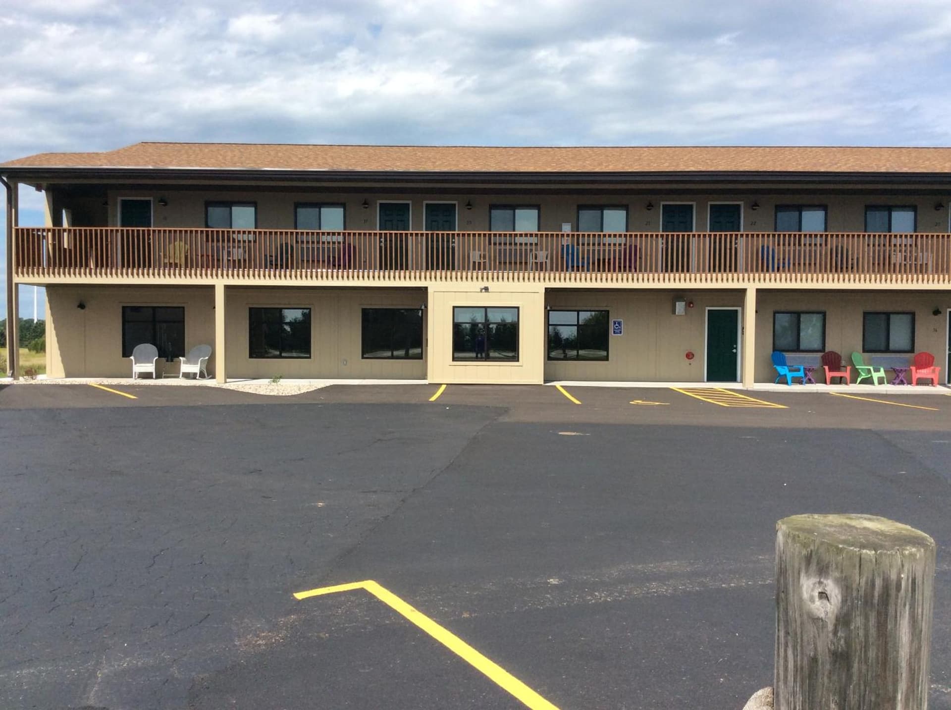 Scenic Shore Inn featured exterior or lobby in Algoma, WI — similar hotel