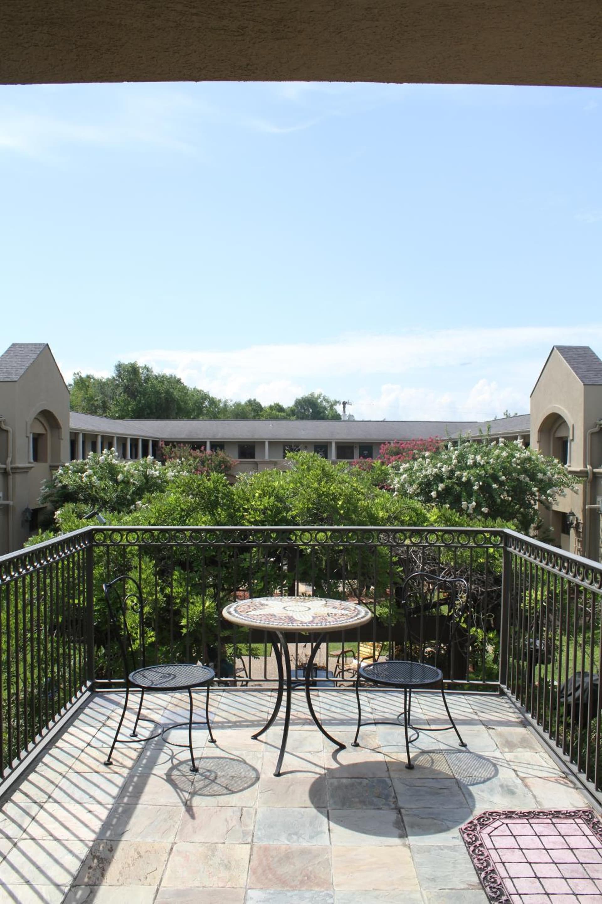 Vineyard Court Designer Suites Hotel gallery photo in College Station, TX — image 22