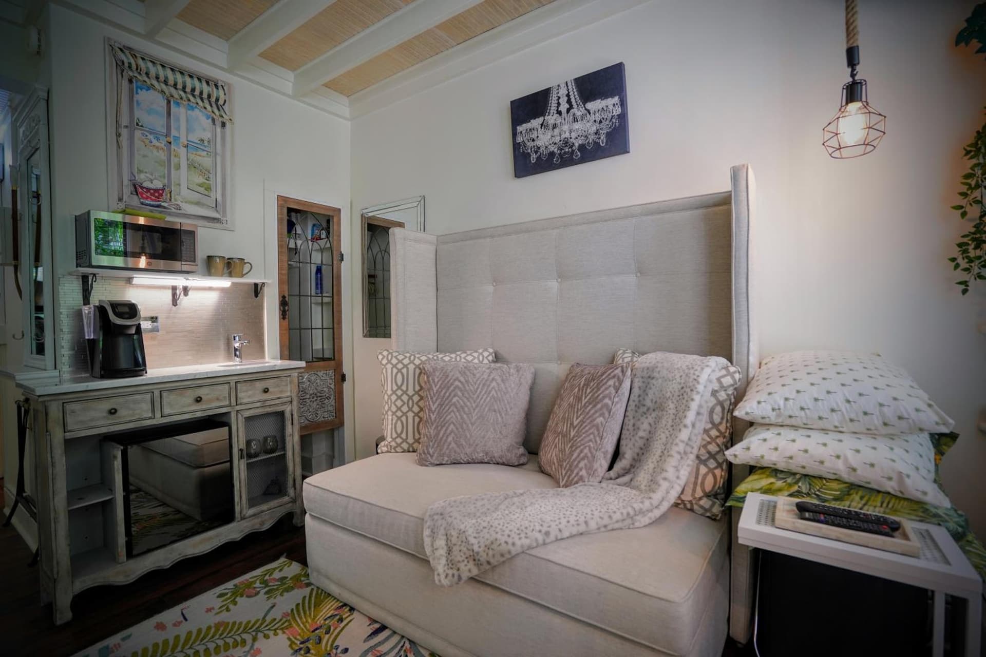 Palm Beach Hotel Petite Retreat 2 blocks to beach!! Historic Landmark interior in Palm Beach, FL — gallery photo 2