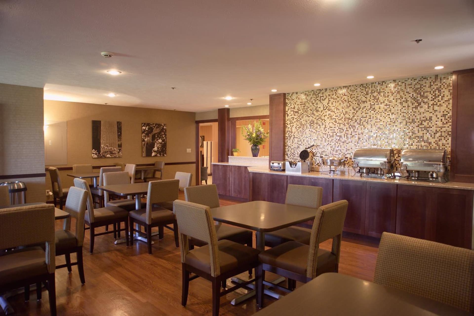 Ivy Court Inn and Suites property views in South Bend, IN — gallery photo 3