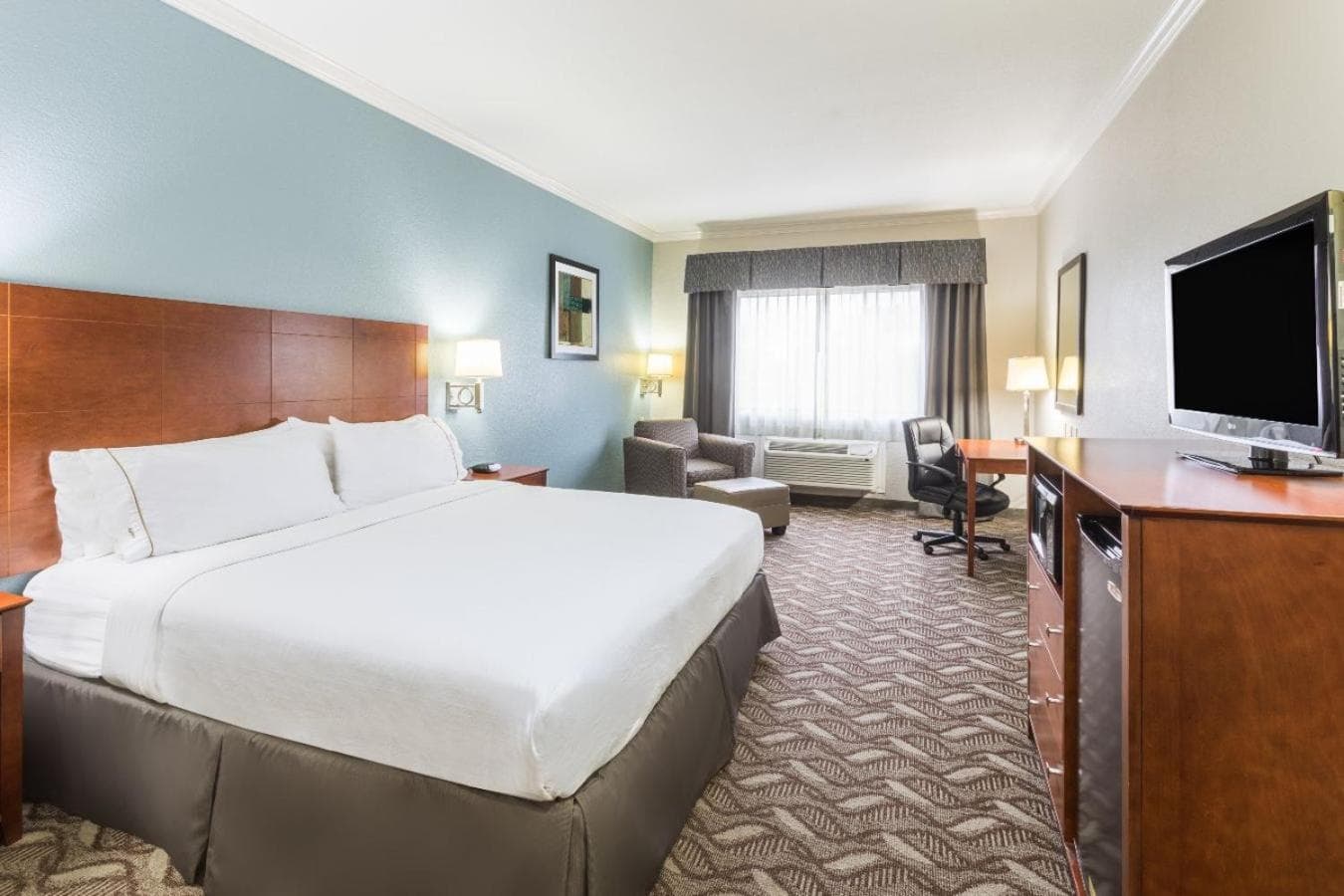 Holiday Inn Express Hotel and Suites Lake Charles by IHG interior in Lake Charles, LA — gallery photo 2