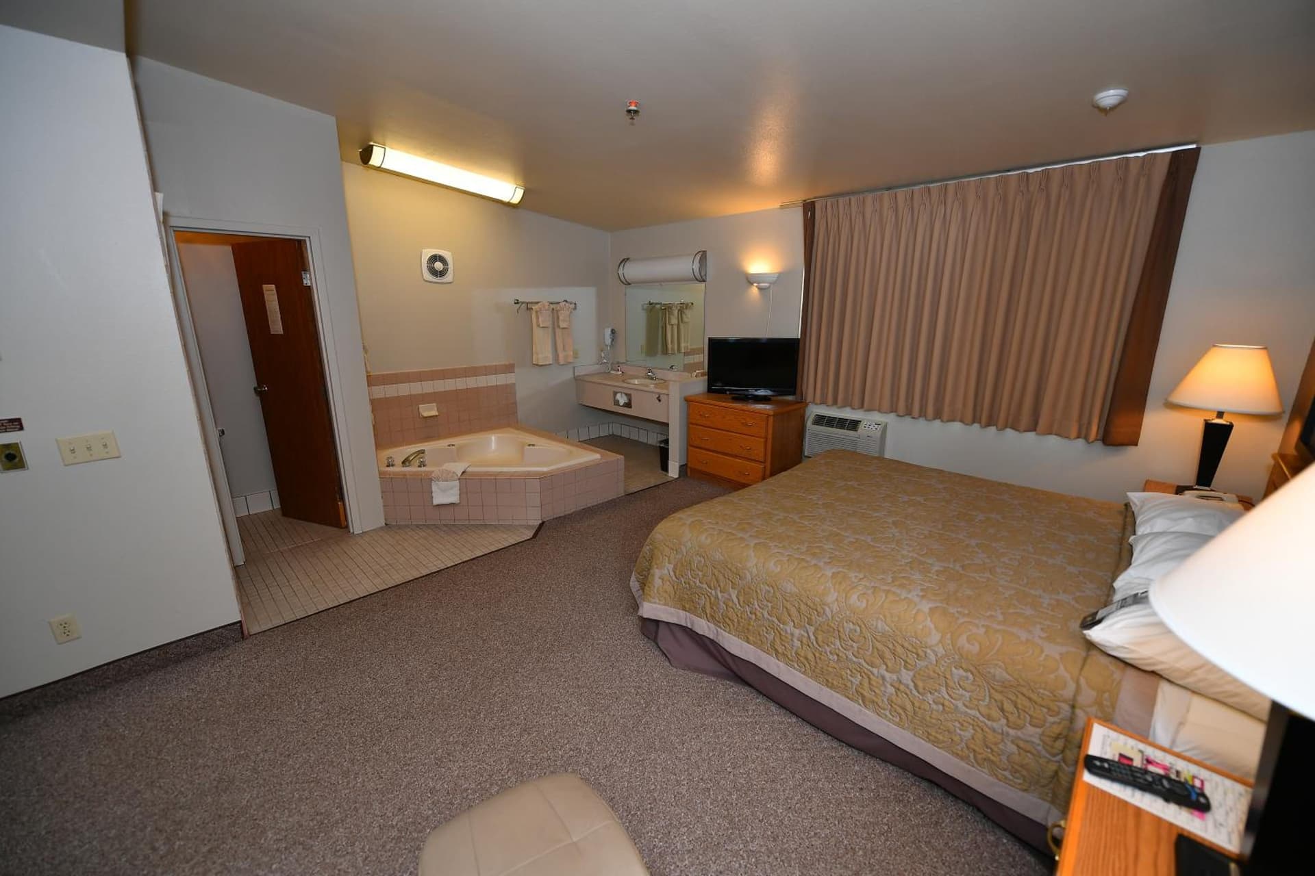 Costa Mesa Inn - Newport Beach Area gallery photo in Costa Mesa, CA — image 18