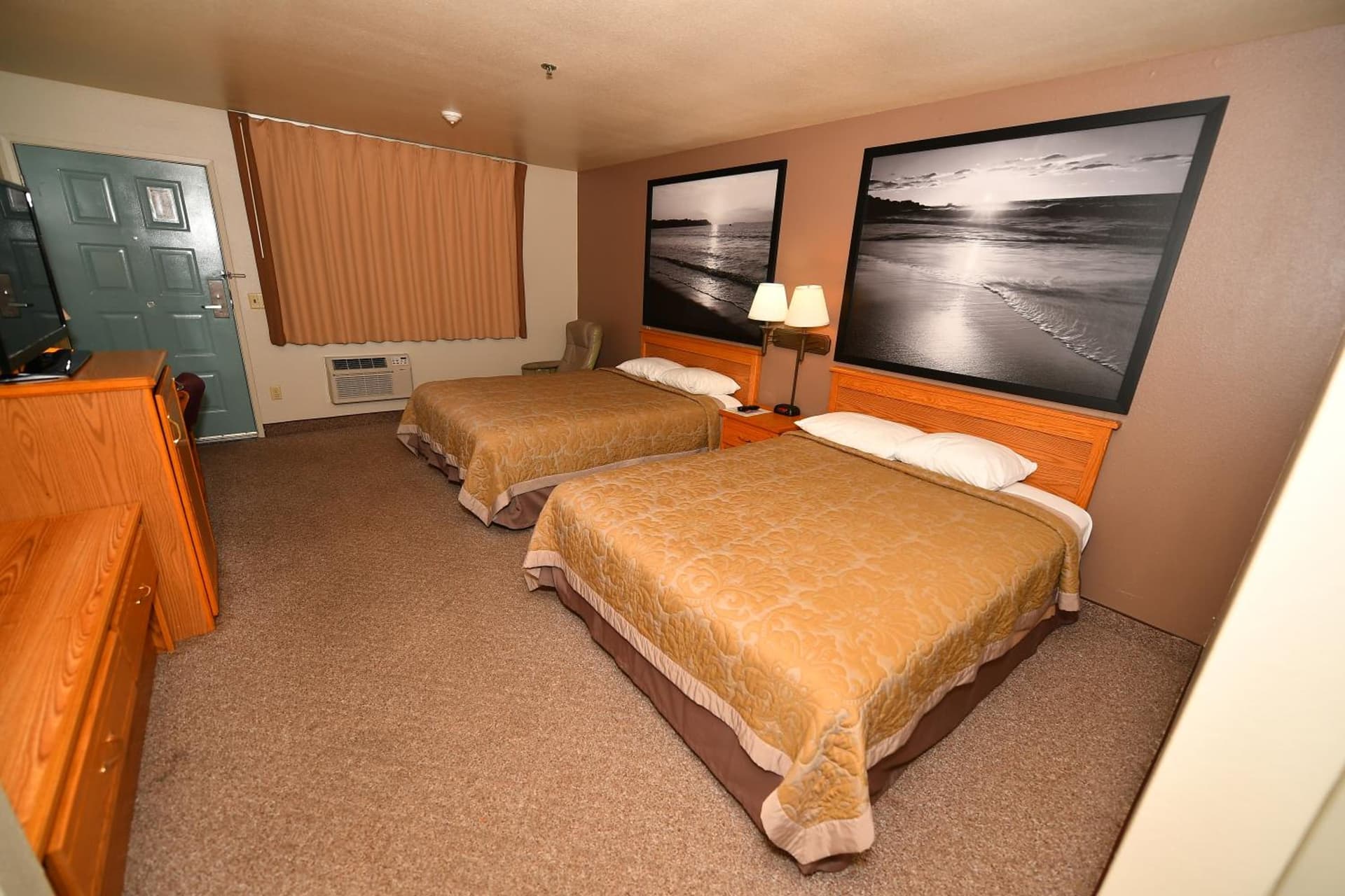 Costa Mesa Inn - Newport Beach Area interior in Costa Mesa, CA — gallery photo 2