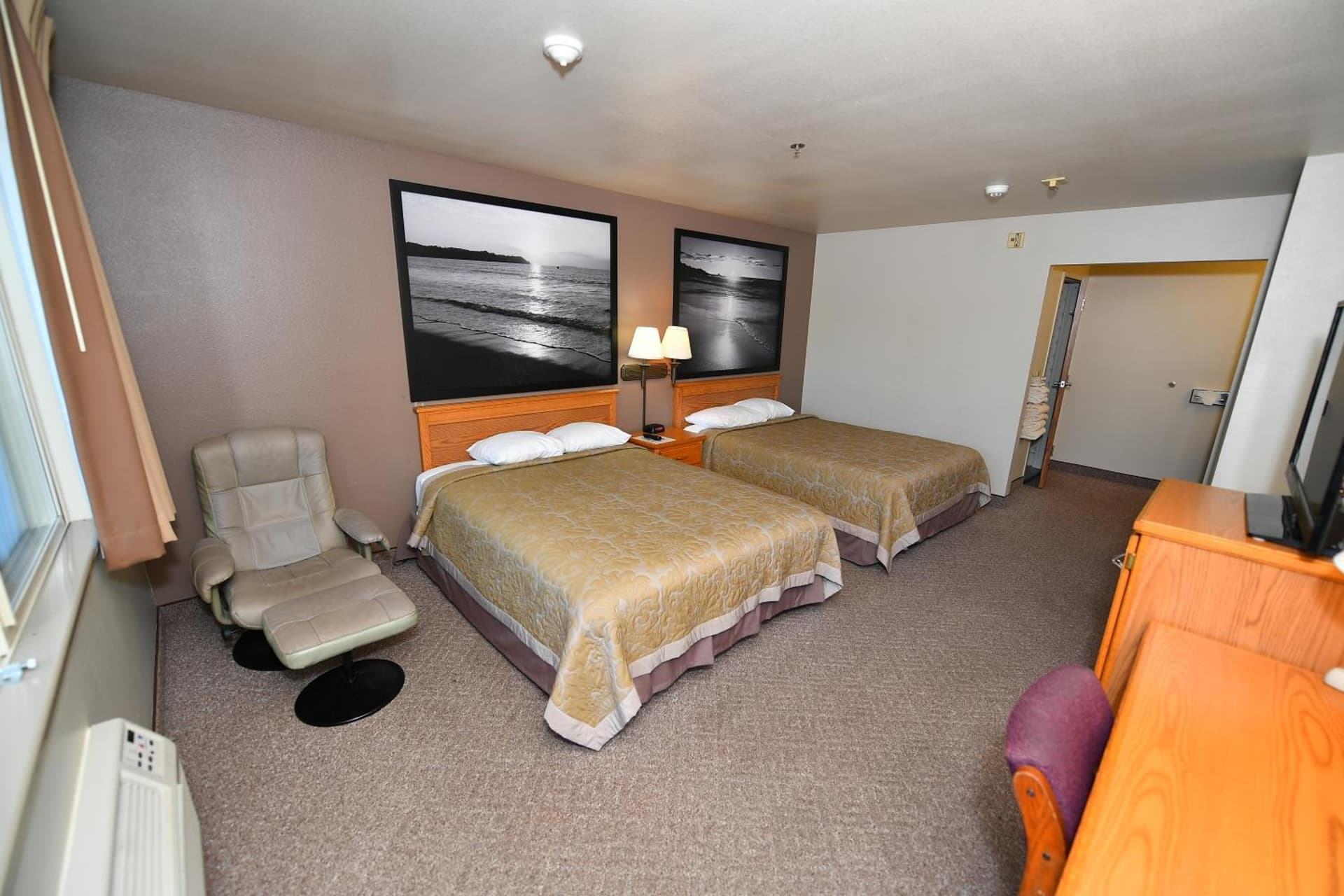 Costa Mesa Inn - Newport Beach Area gallery photo in Costa Mesa, CA — image 9