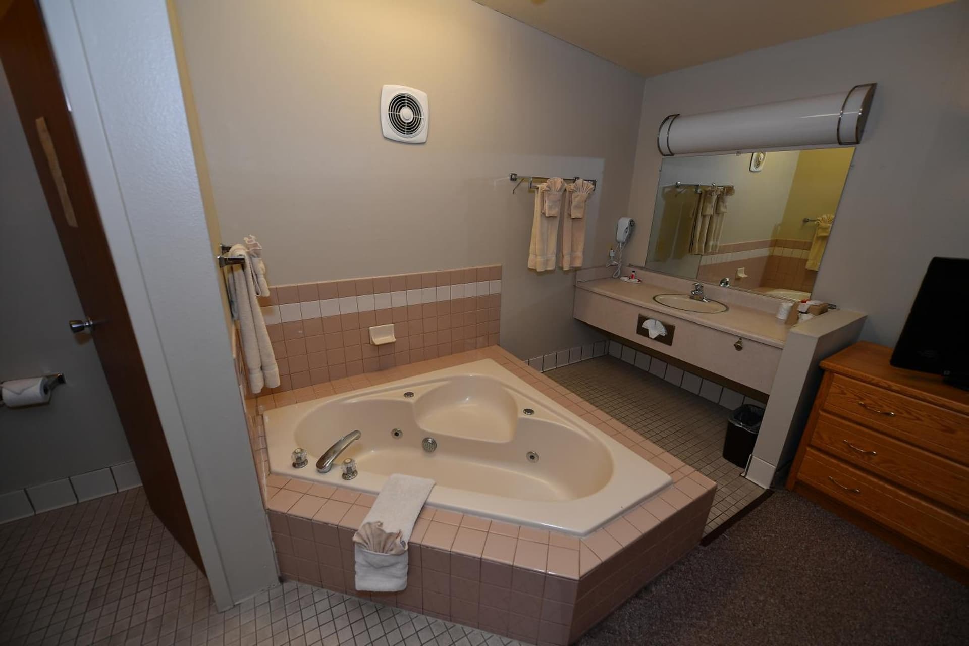 Costa Mesa Inn - Newport Beach Area gallery photo in Costa Mesa, CA — image 14