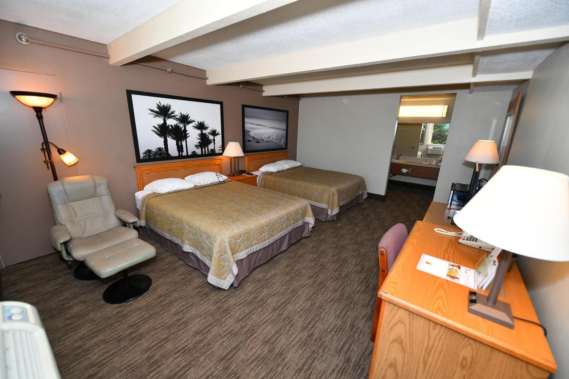 Costa Mesa Inn - Newport Beach Area gallery photo in Costa Mesa, CA — image 28