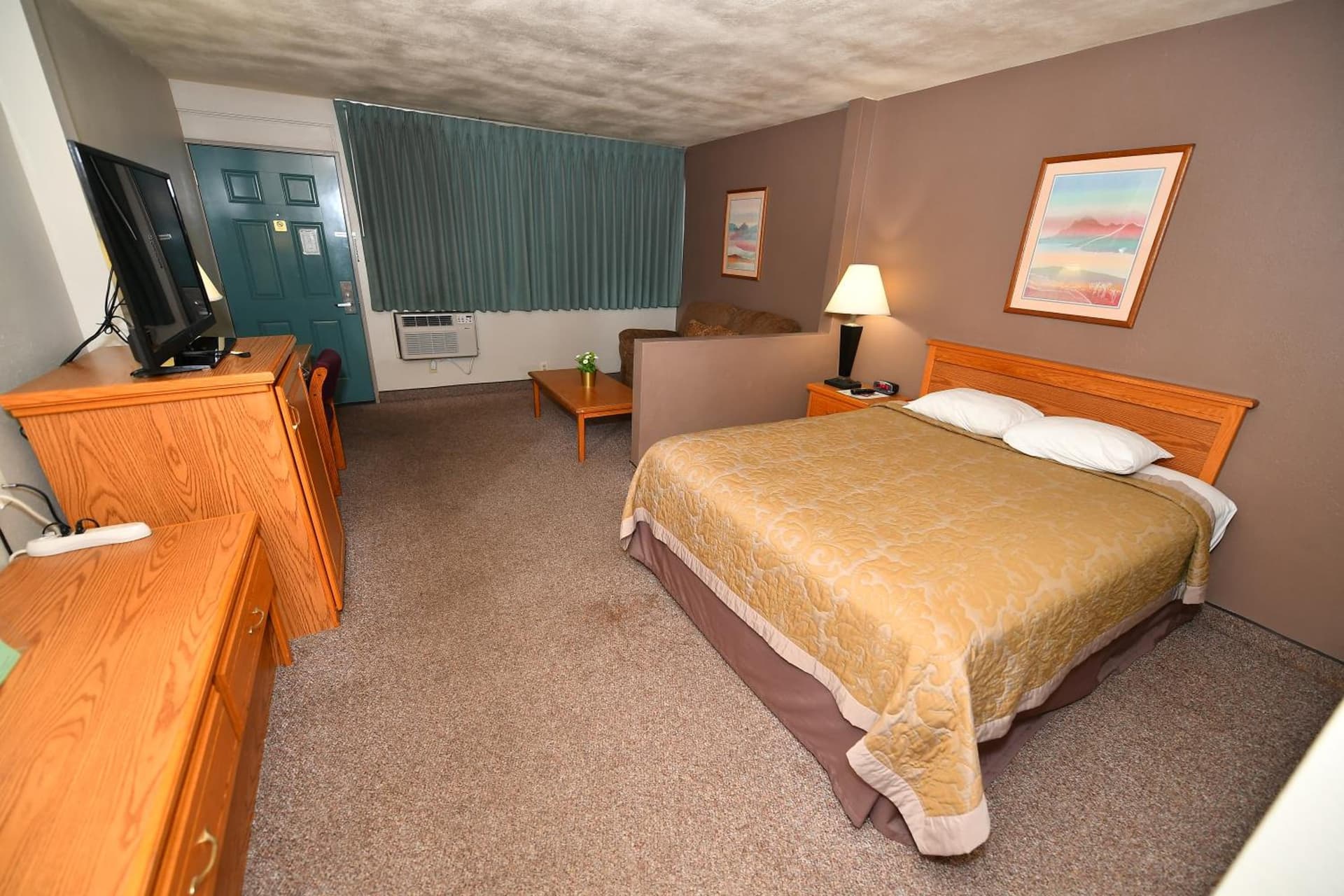 Costa Mesa Inn - Newport Beach Area gallery photo in Costa Mesa, CA — image 23