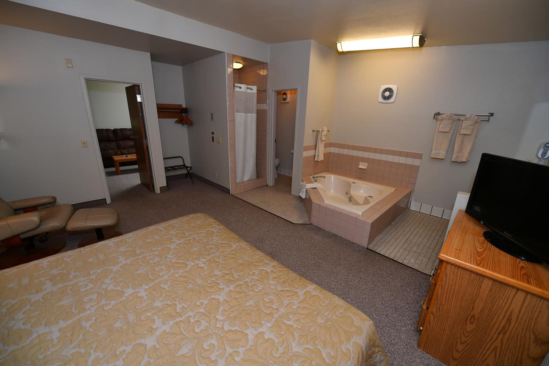 Costa Mesa Inn - Newport Beach Area gallery photo in Costa Mesa, CA — image 15