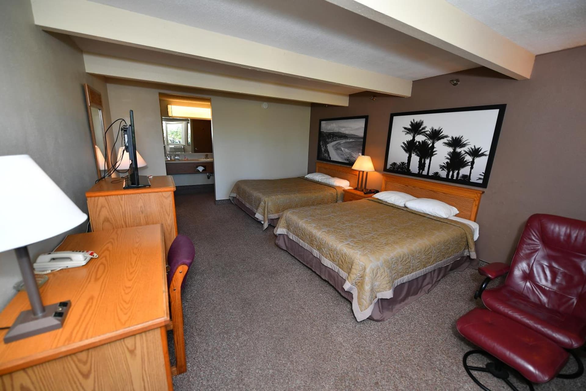 Costa Mesa Inn - Newport Beach Area property views in Costa Mesa, CA — gallery photo 3