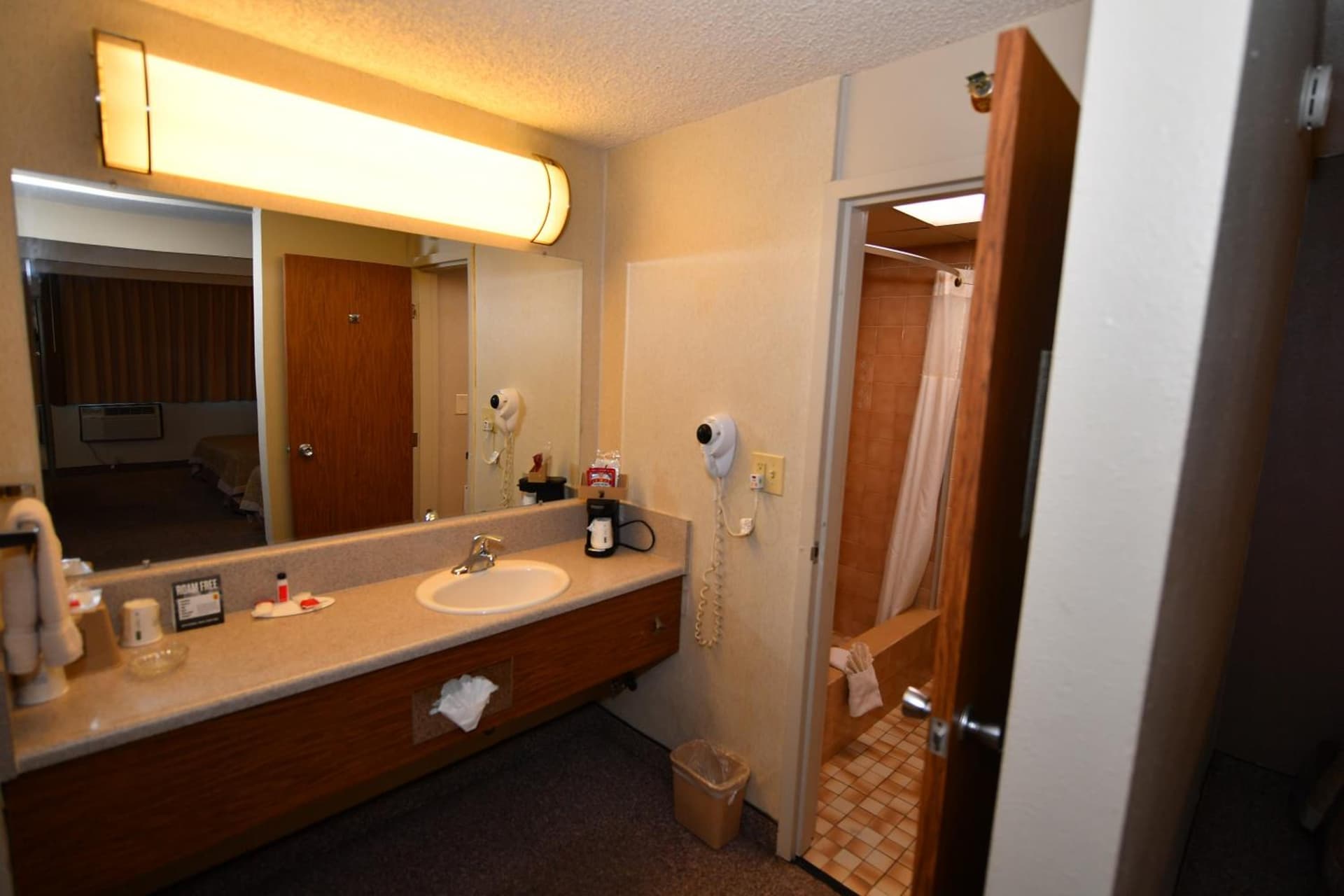 Costa Mesa Inn - Newport Beach Area interior in Costa Mesa, CA — gallery photo 2