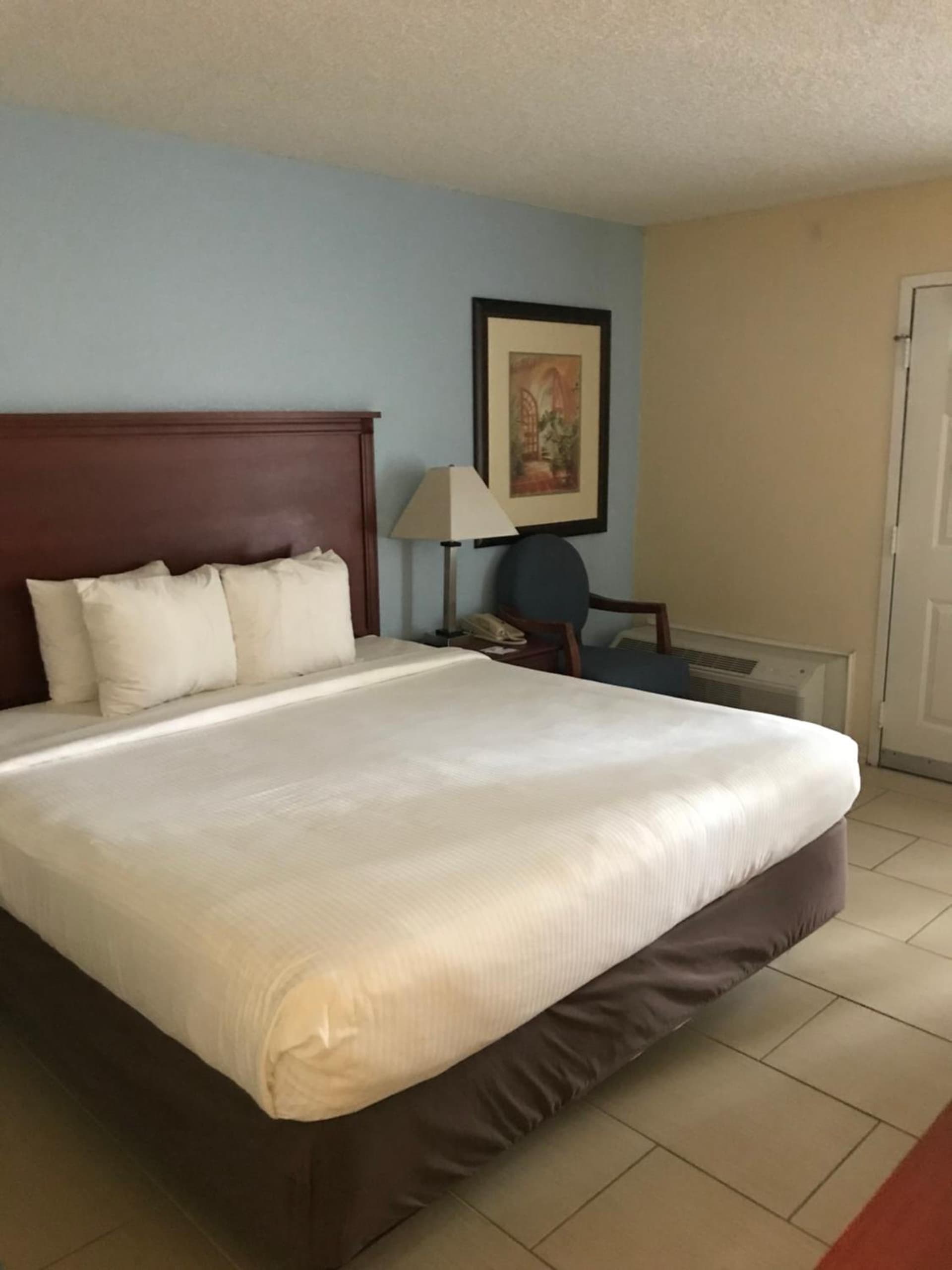 Baymont By Wyndham Gainesville I-75 interior in Gainesville, FL — gallery photo 2