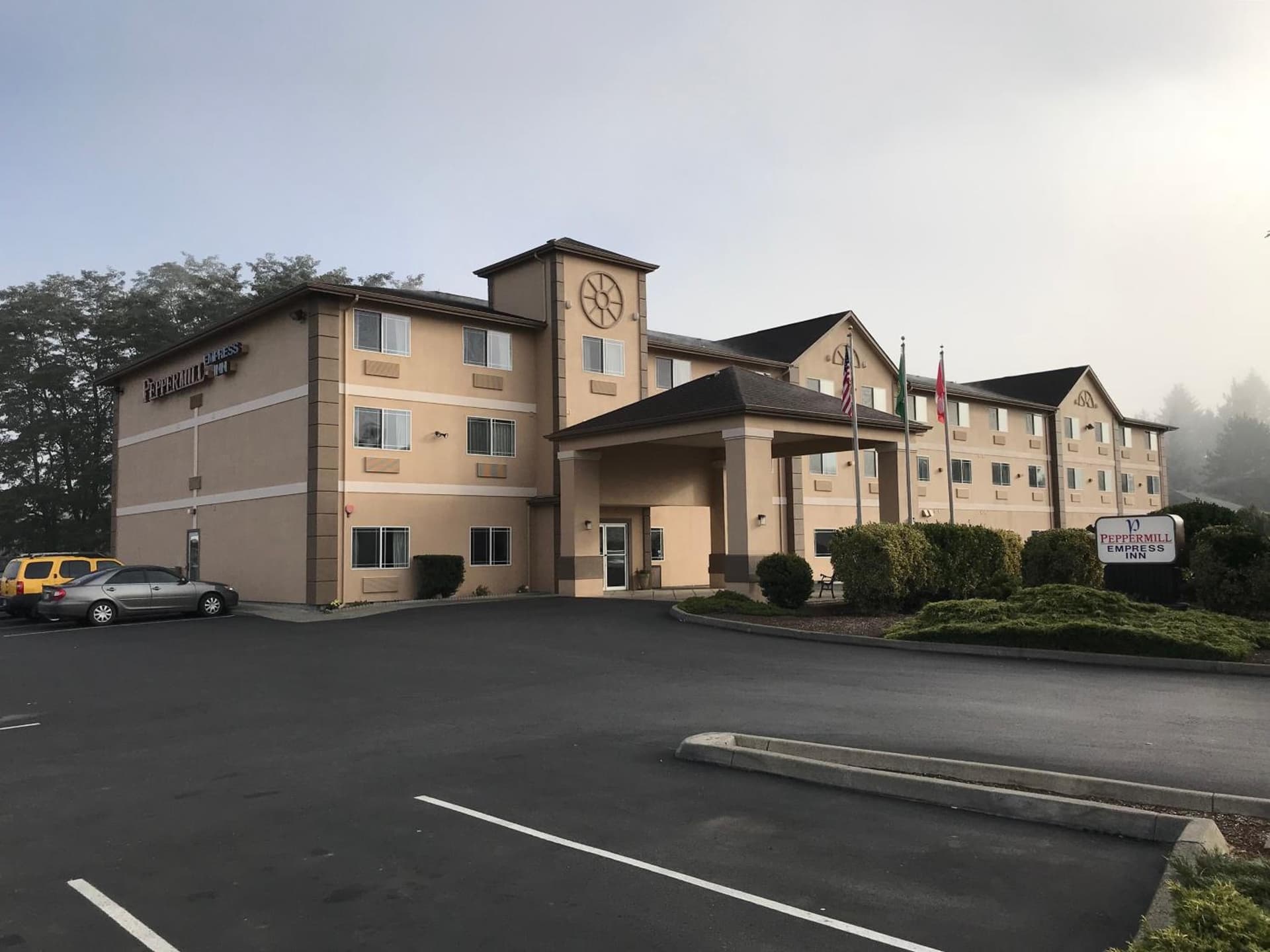 Peppermill Empress Inn interior in Centralia, WA — gallery photo 2