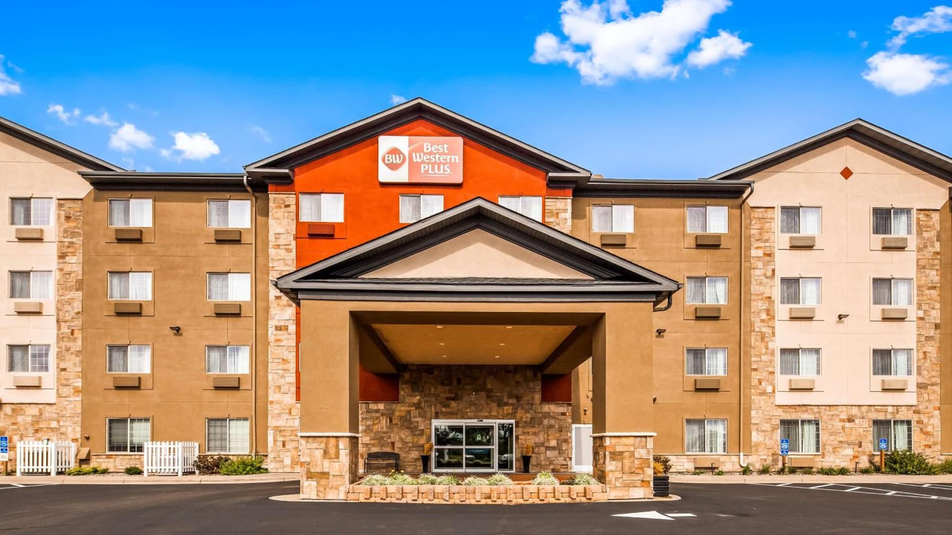 Best Western Plus Blaine at the National Sports Center interior in Blaine, MN — gallery photo 2