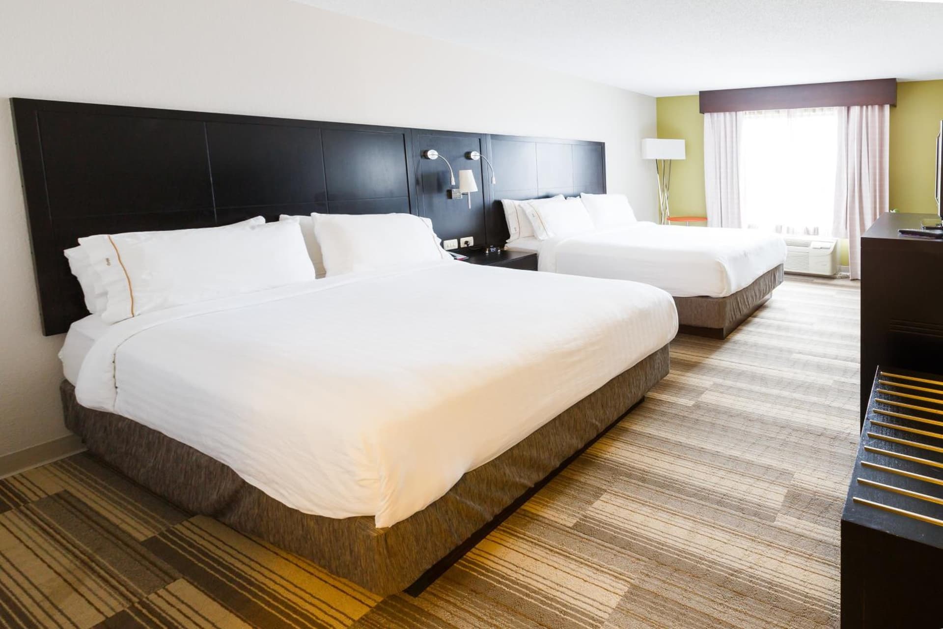 Holiday Inn Express & Suites Shelbyville by IHG interior in Shelbyville, KY — gallery photo 2