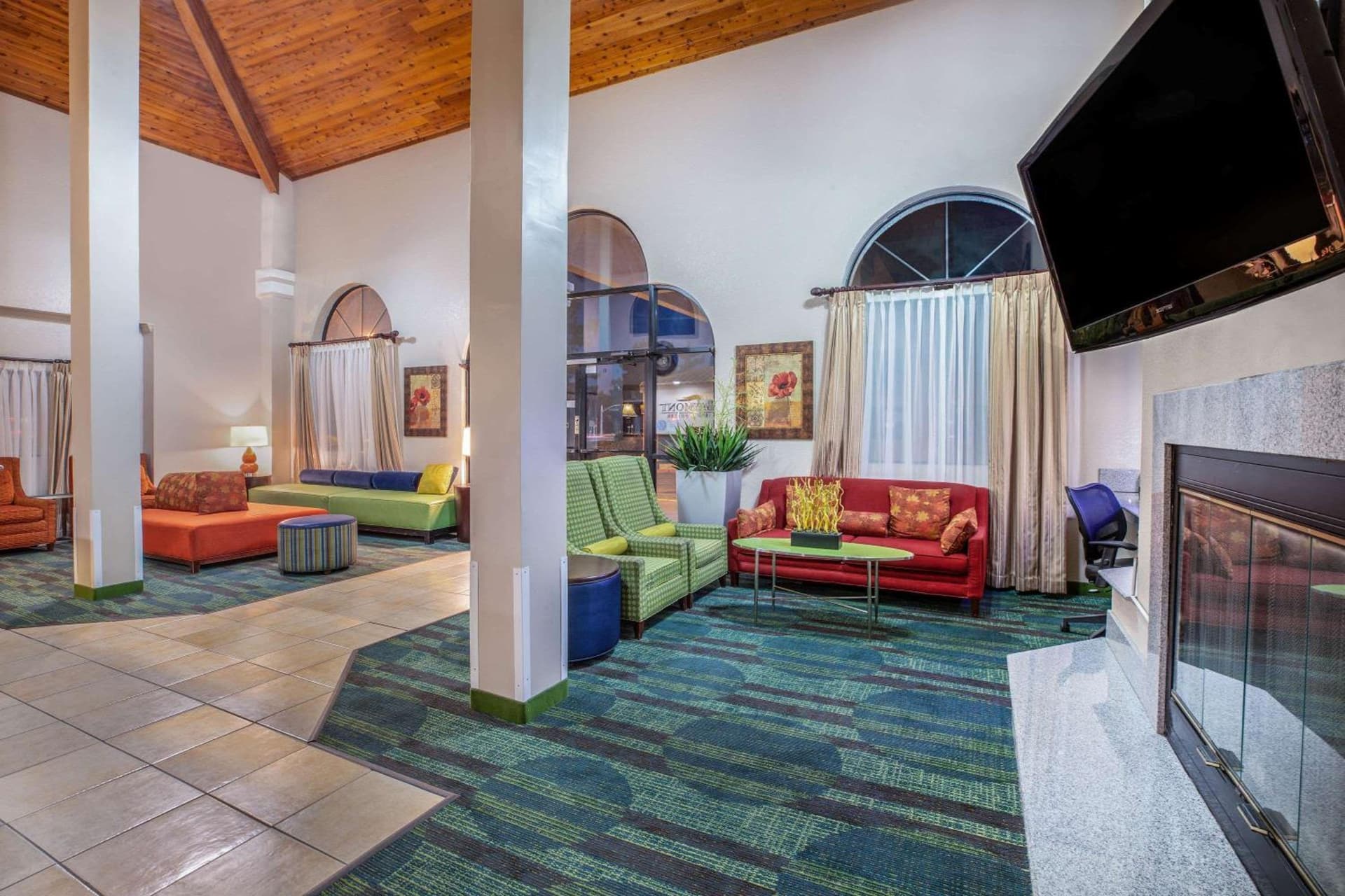 Baymont by Wyndham Tehachapi interior in Tehachapi, CA — gallery photo 2