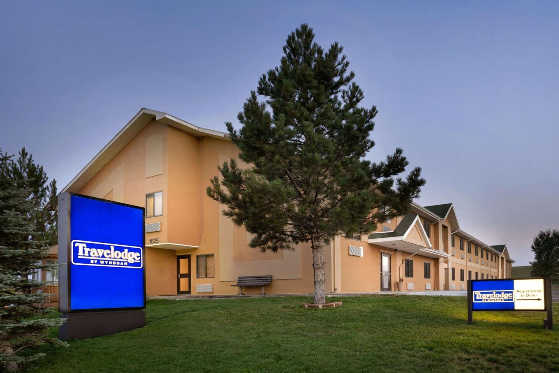 Travelodge by Wyndham Cheyenne property views in Cheyenne, WY — gallery photo 3
