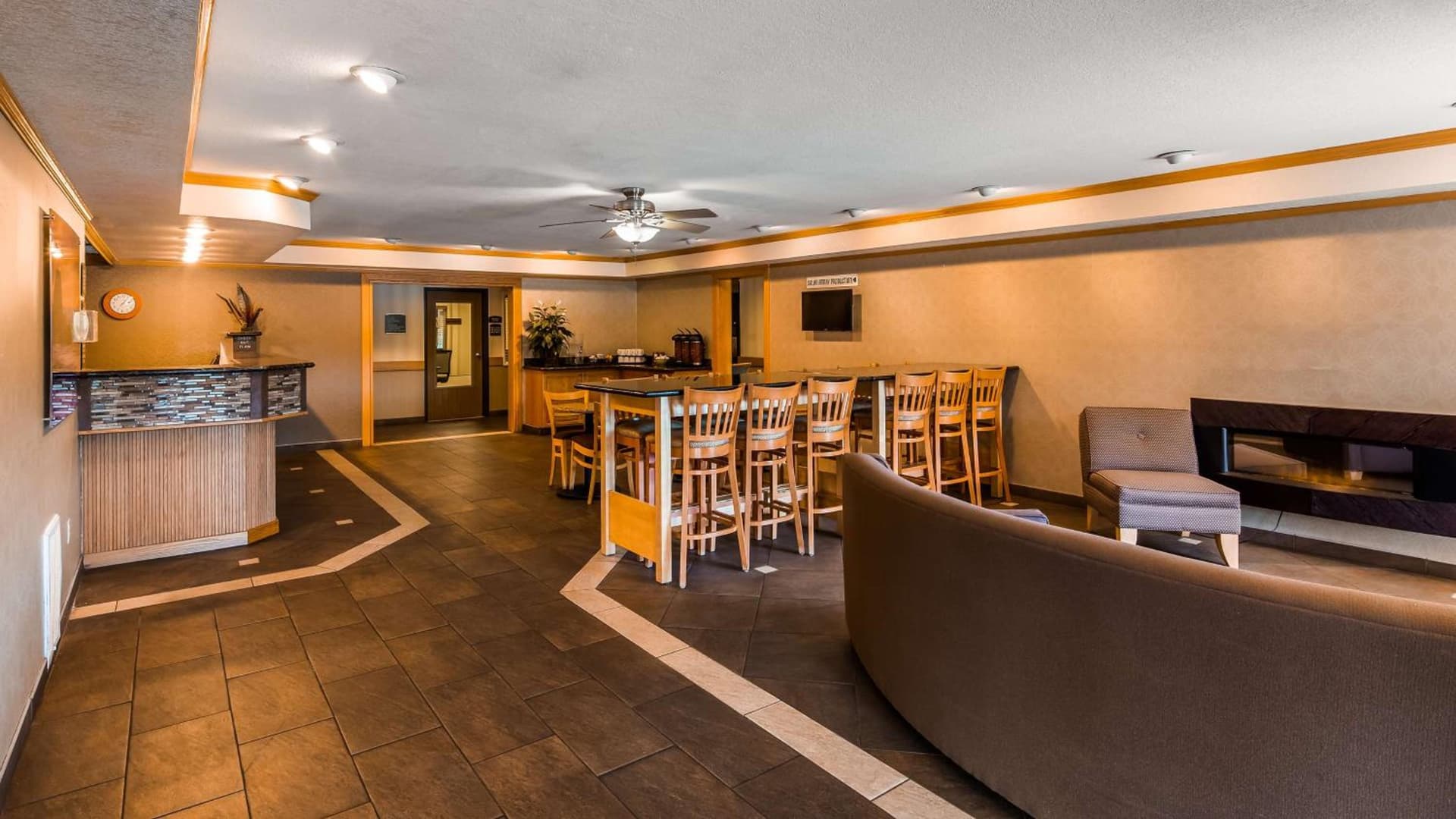 Best Western Plus Landmark Inn interior in Lincoln City, OR — gallery photo 2