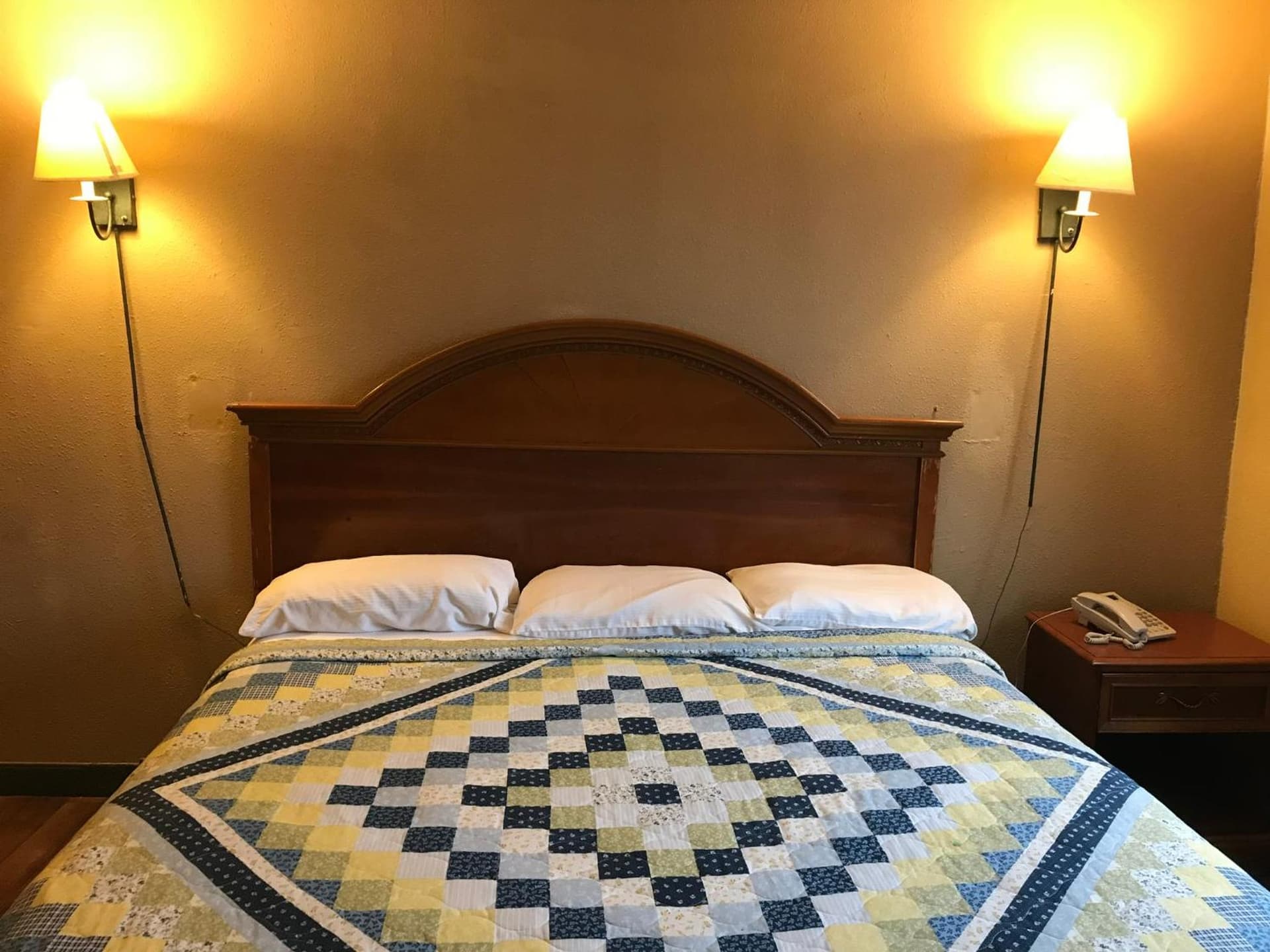 Economy Inn interior in Fort Wayne, IN — gallery photo 2